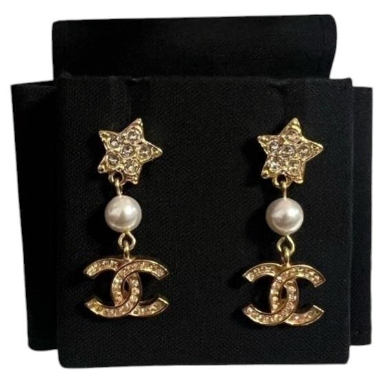 Boucles d'oreilles pendantes CHANEL « Gold Star » en cristal CC et fausses perles en vente