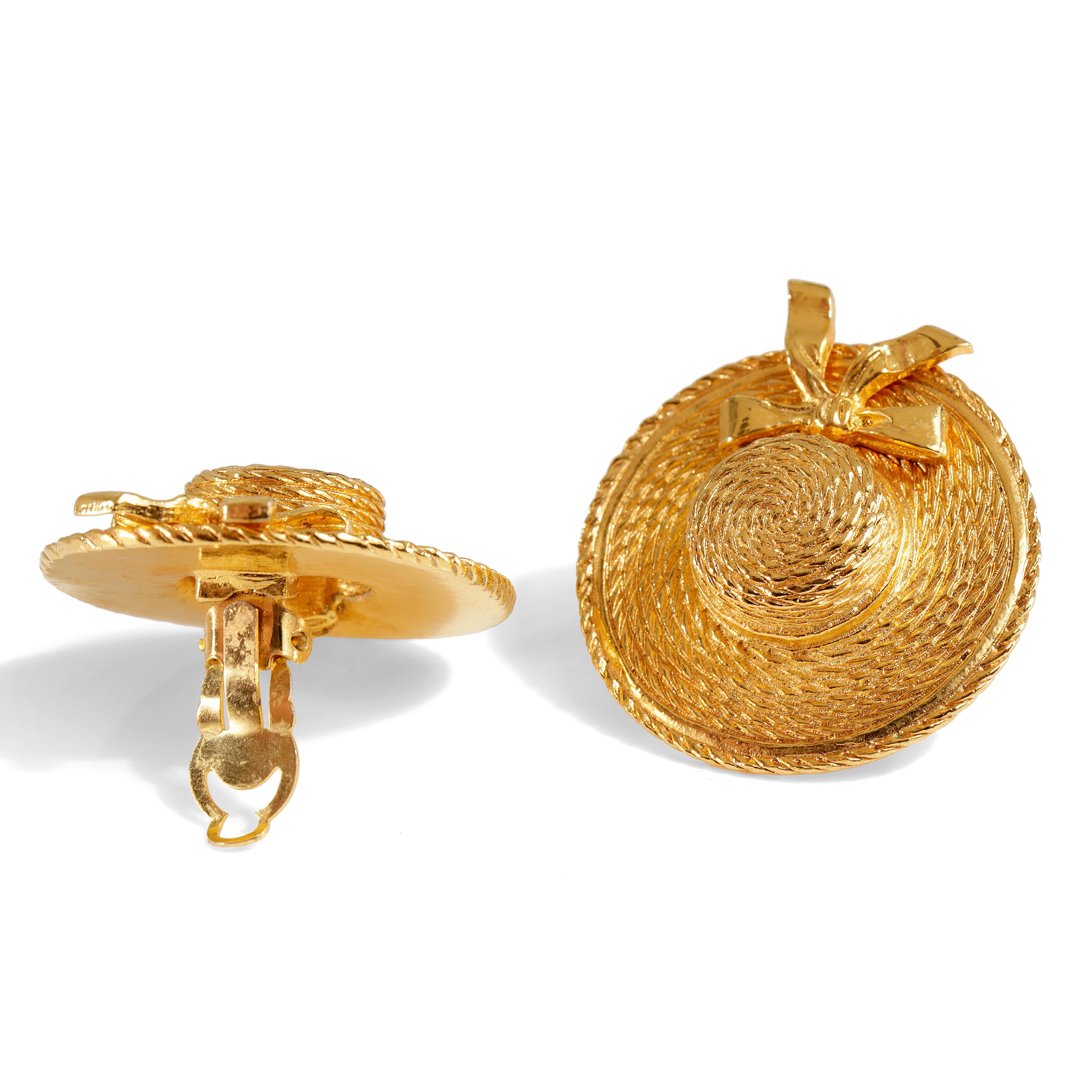 These authentic Chanel Gold Straw Hat Earrings are in excellent condition, from the early 1980’s.   Gold textured straw hat with a decorative bow.  Clip on closure. Made in France.
