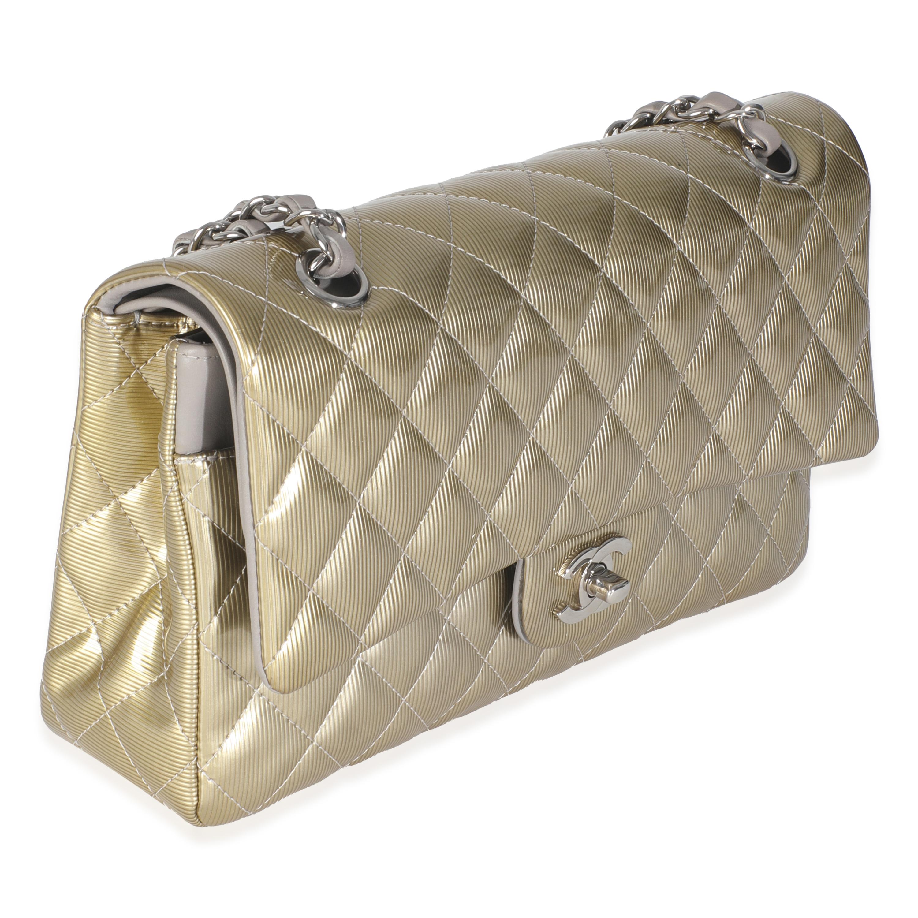 Chanel Gold Striated Quilted Patent Medium Classic Double Flap Bag im Zustand „Hervorragend“ im Angebot in New York, NY