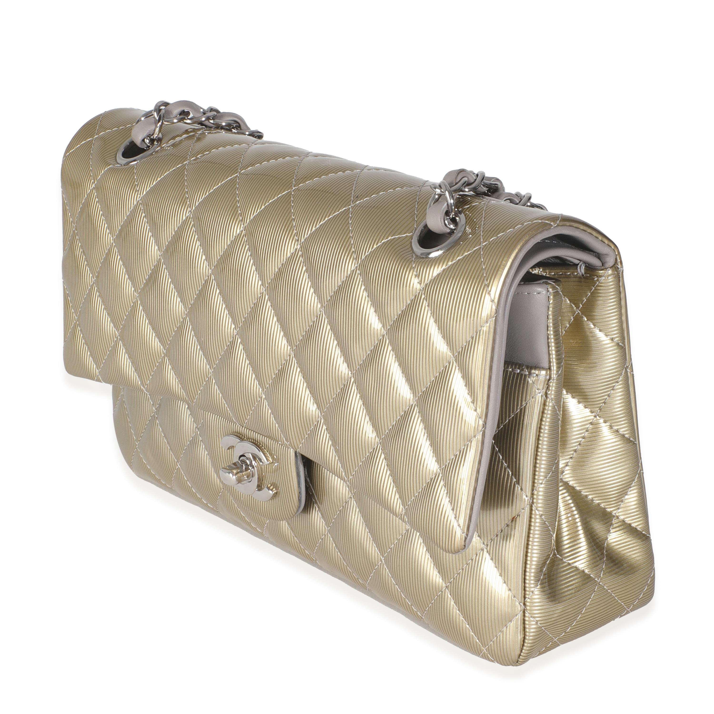 Chanel Gold Striated Quilted Patent Medium Classic Double Flap Bag für Damen oder Herren im Angebot