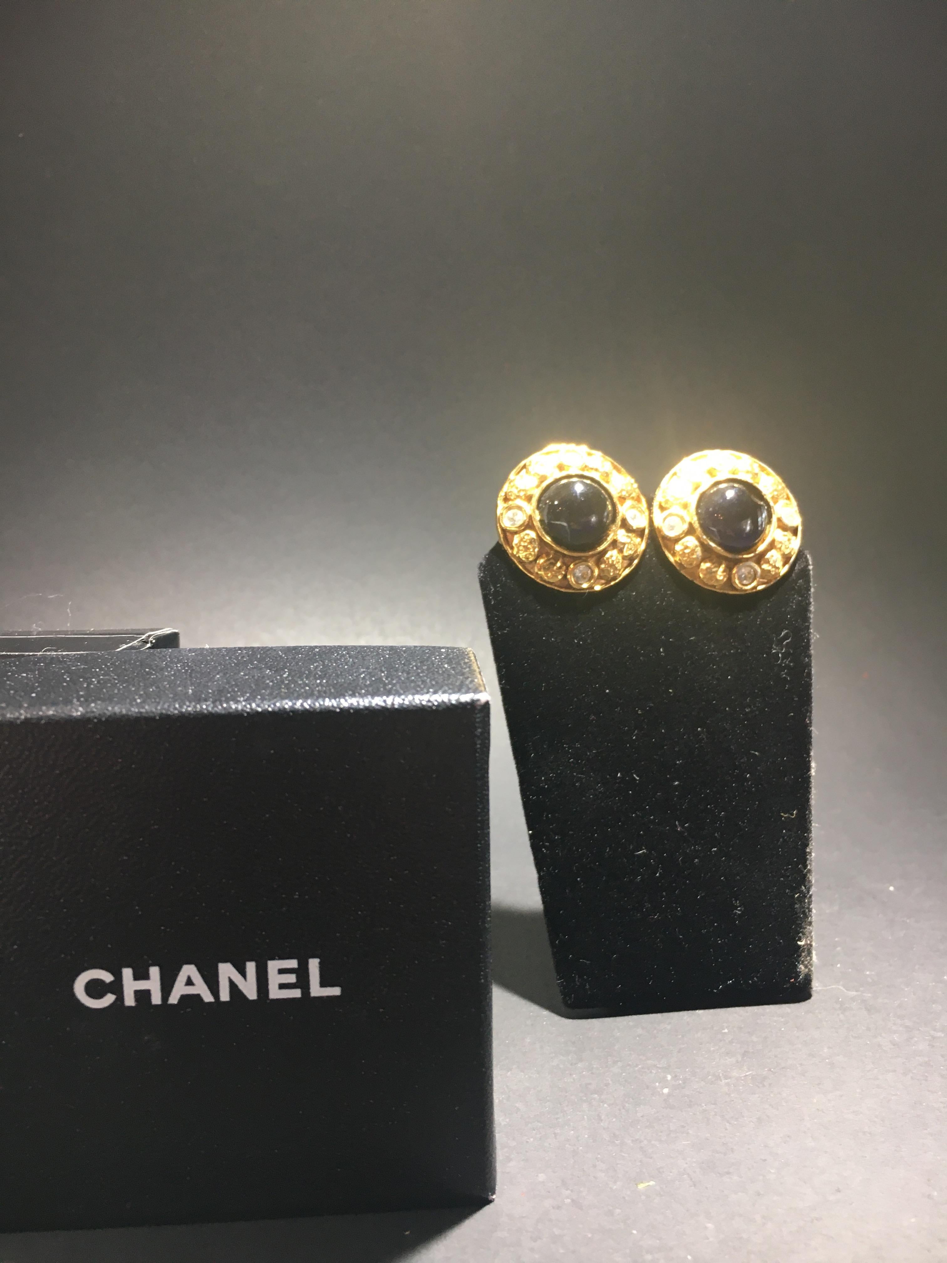 Chanel Gripoix And Gold Stud Earrings.  Center Onyx Surrounded By Cut Crystals. In Excellent Condition In Buchanan, MI