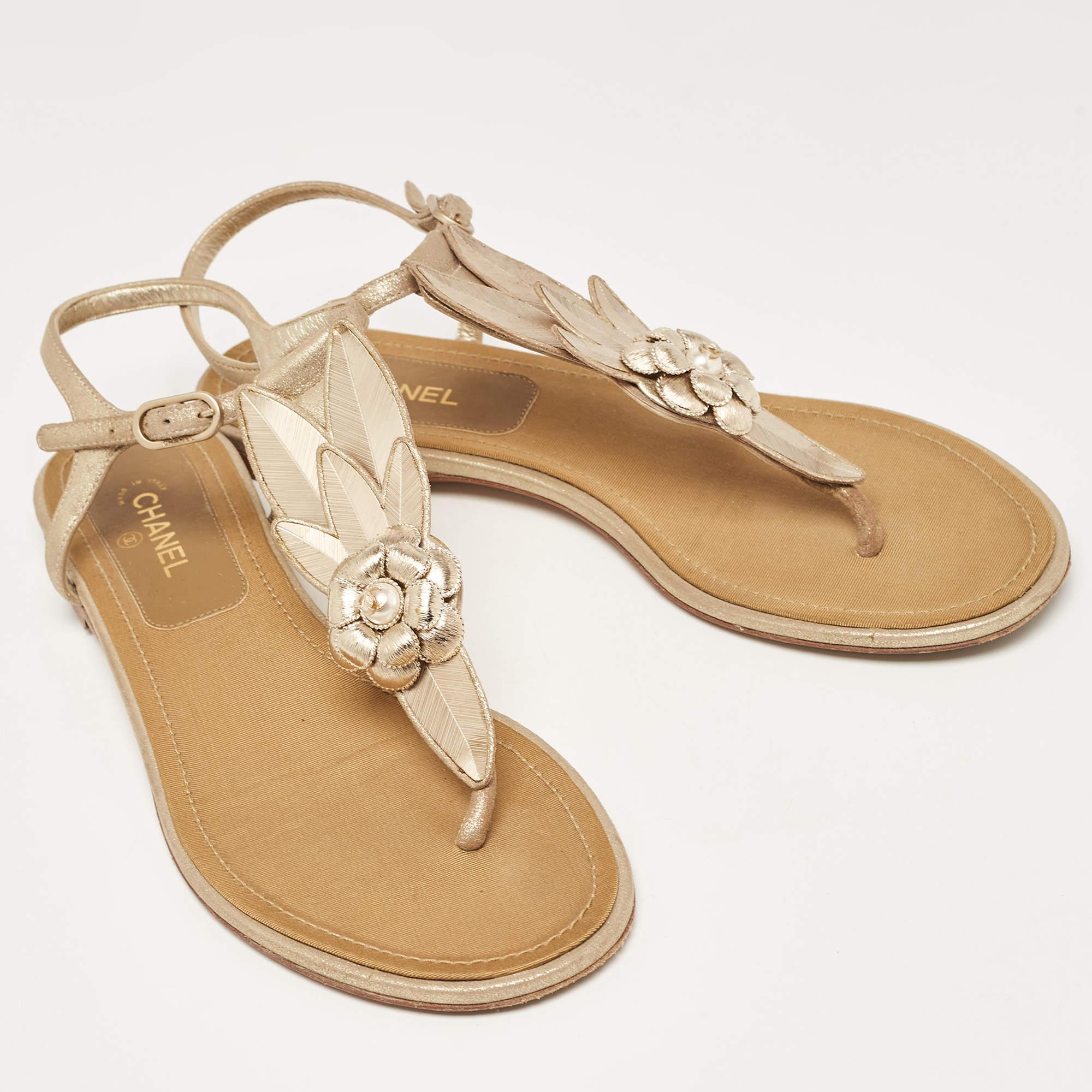 Chanel Gold Suede CC Camellia Leaf Detail Thong Flat Sandals Size 39 In Good Condition For Sale In Dubai, Al Qouz 2