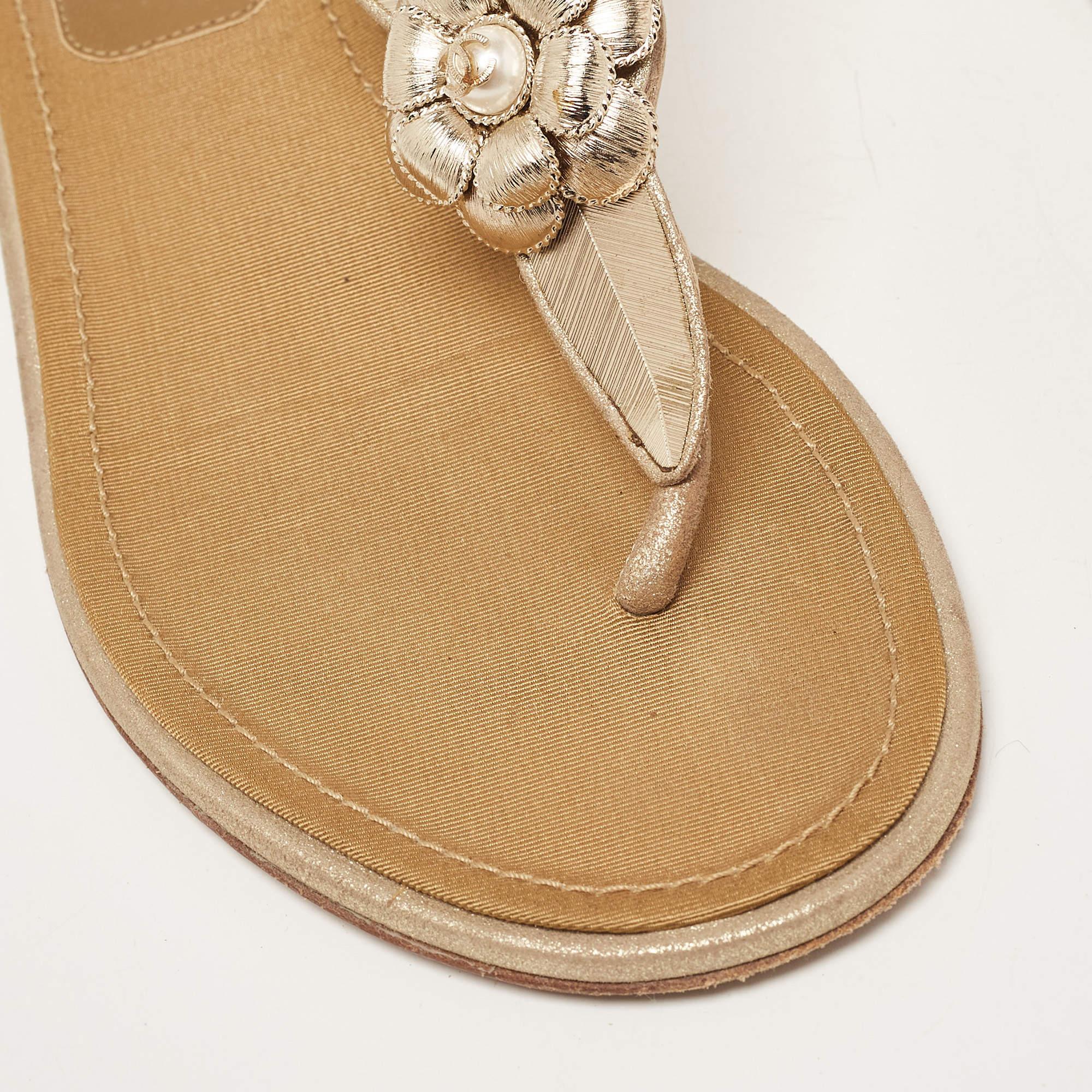 Chanel Gold Suede CC Camellia Leaf Detail Thong Flat Sandals Size 39 For Sale 2