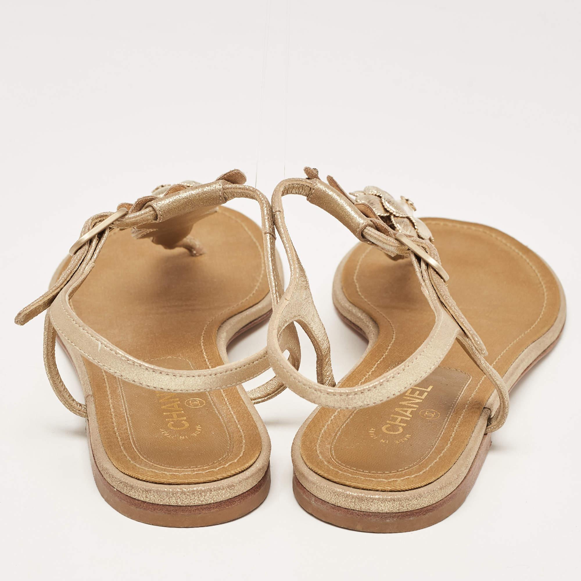 Chanel Gold Suede CC Camellia Leaf Detail Thong Flat Sandals Size 39 For Sale 3