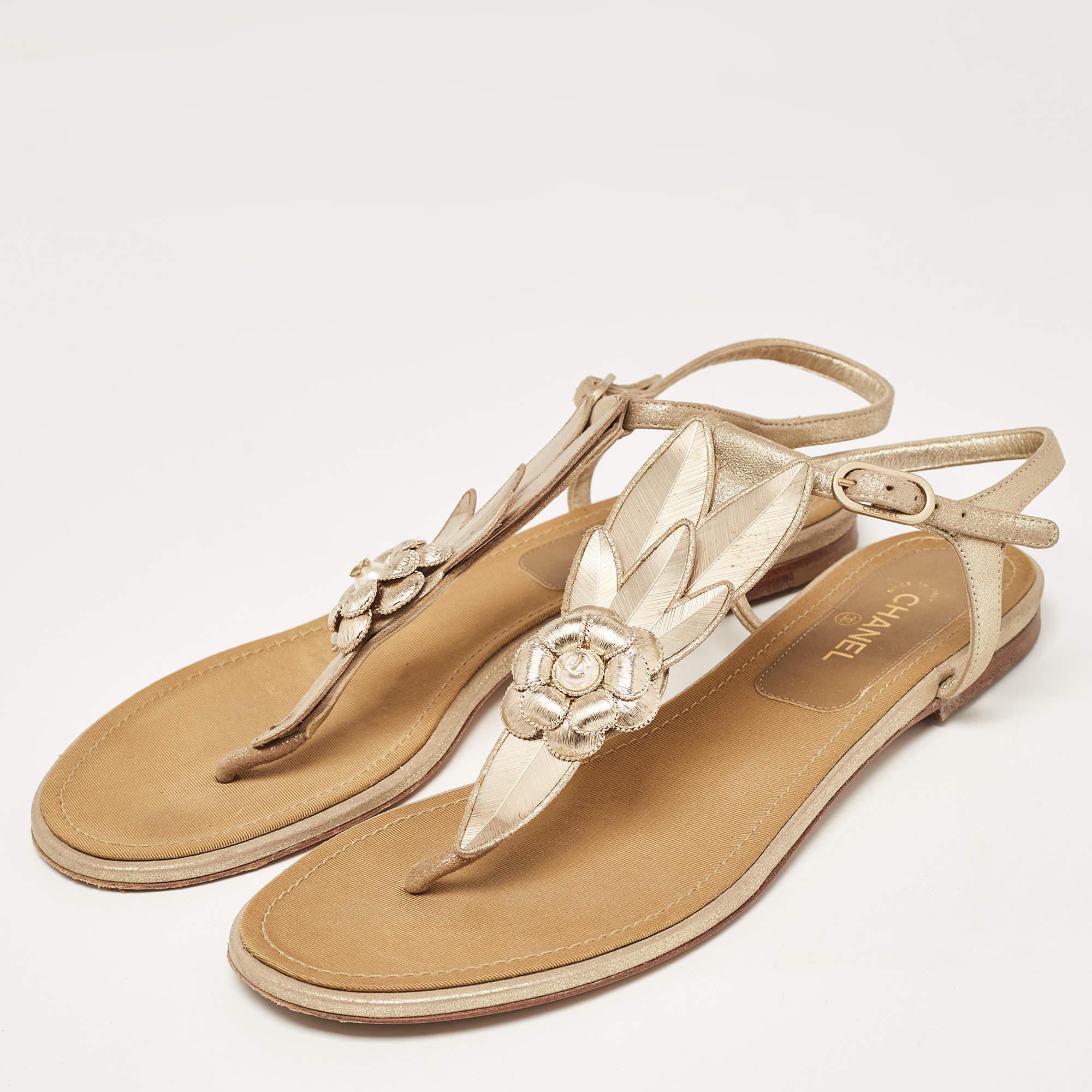 Chanel Gold Suede CC Camellia Leaf Detail Thong Flat Sandals Size 39 For Sale 4