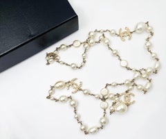 Chanel Collier CC texturé en or et fausse perle baroque