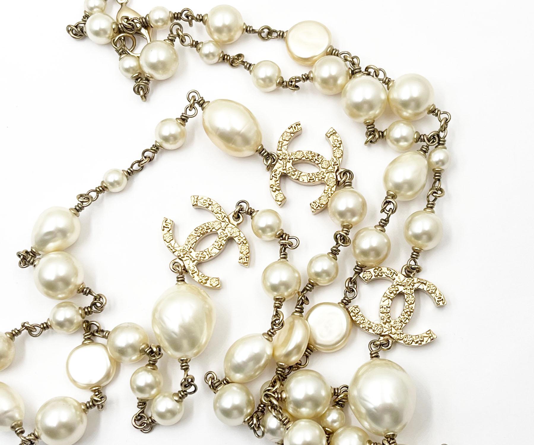 Chanel Gold texturierte CC Barockperlenkette aus Kunstbarockperlen, Gold im Zustand „Hervorragend“ in Pasadena, CA