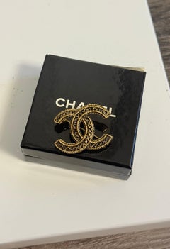 CHANEL Gold Textured CC Vintage Brooch