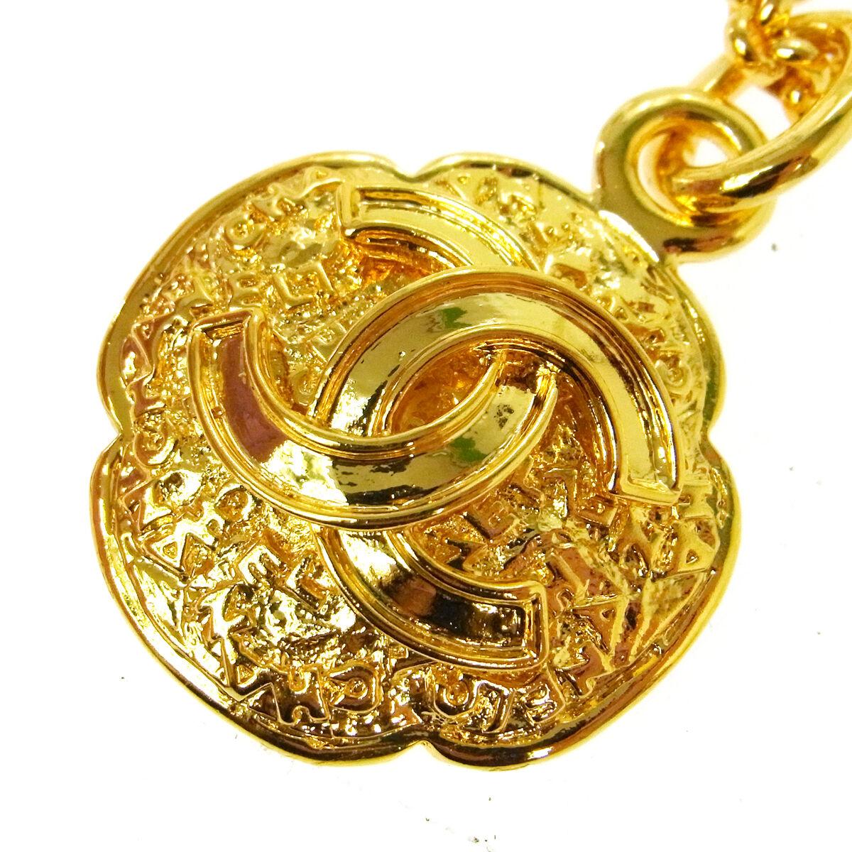 Metal
Gold tone hardware
Toggle closure
Made in France
Charm diameter 1.5