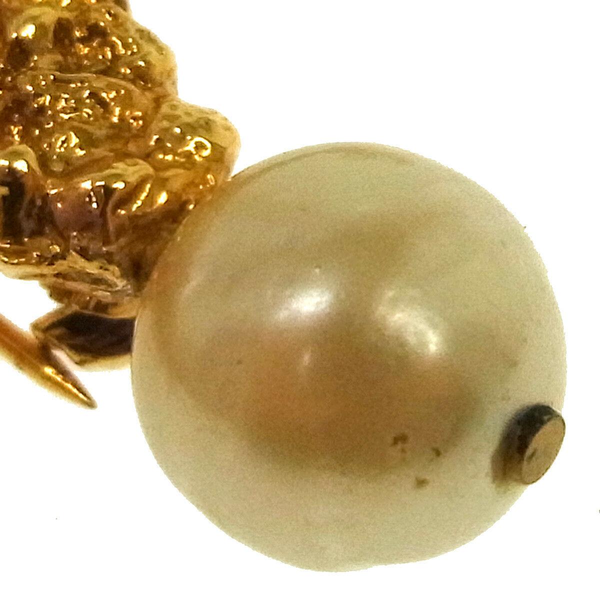 Chanel Gold Textured Pearl Jellyfish Charm Evening Lapel Pin Brooch

Metal
Faux pearl
Gold tone
Date code present
Made in France
Measures 3