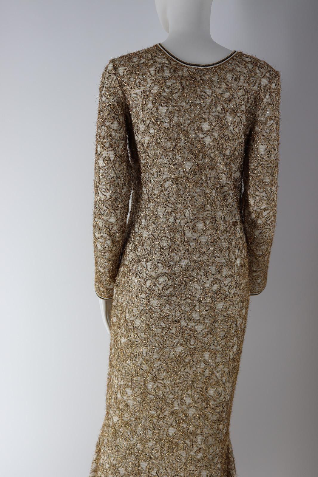 

Chanel gold thread long dress


- The materials used are : Viscose 42 % - Angora 34% - Silk 16 % and Metal polyester 8%.
- Inside the dress : 86 % Silk - 14 % Elastane.

- The colors used are gold, white and black in liserait.

- At the level of