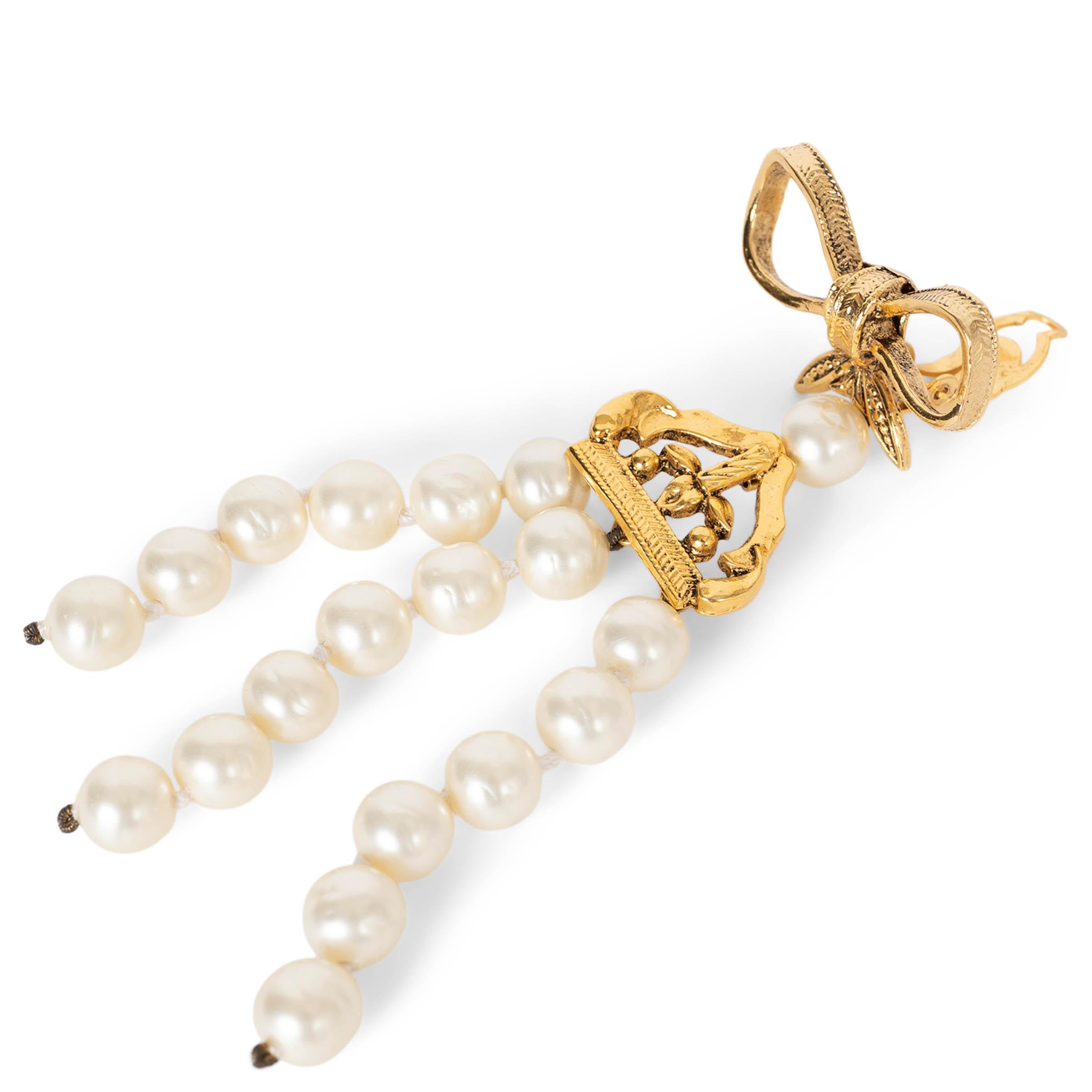  CHANEL gold-tone 1970 BOW & PEARL CHANDELIER Clip Earrings Pour femmes 
