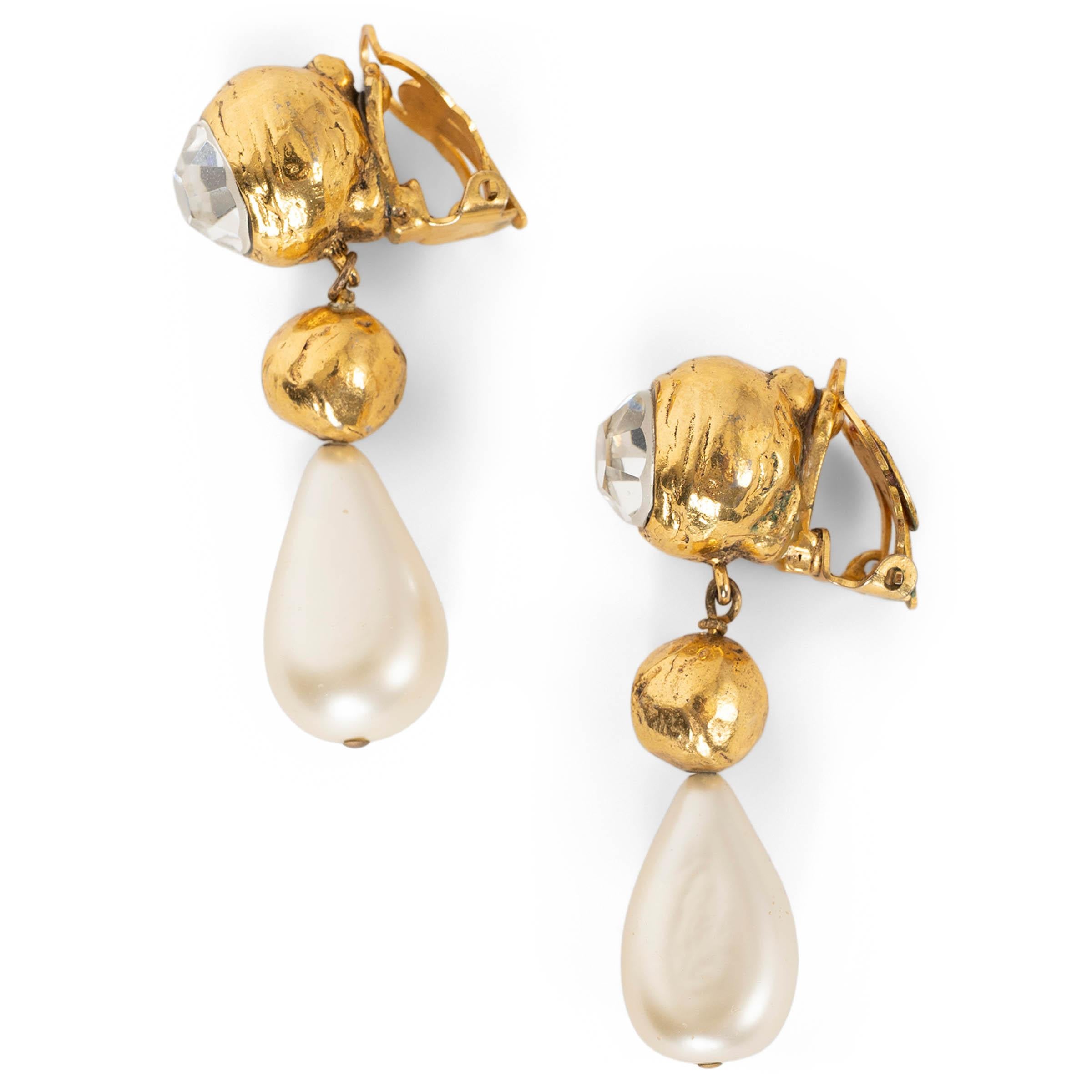 CHANEL gold-tone 1970 CRYSTAL & IMITATION PEARL Clip Earrings Pour femmes en vente