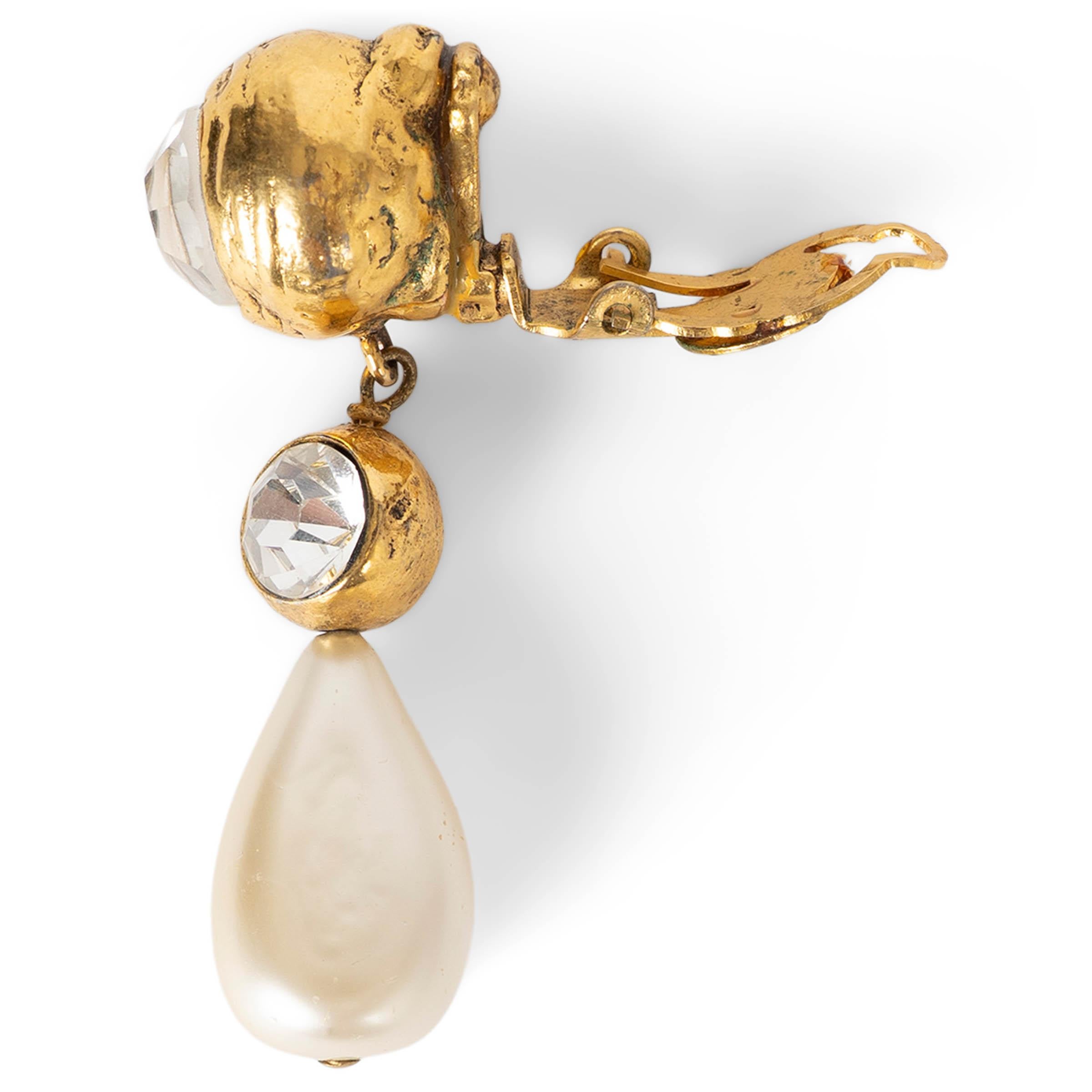 CHANEL gold-tone 1970 CRYSTAL & IMITATION PEARL Clip Earrings en vente 1