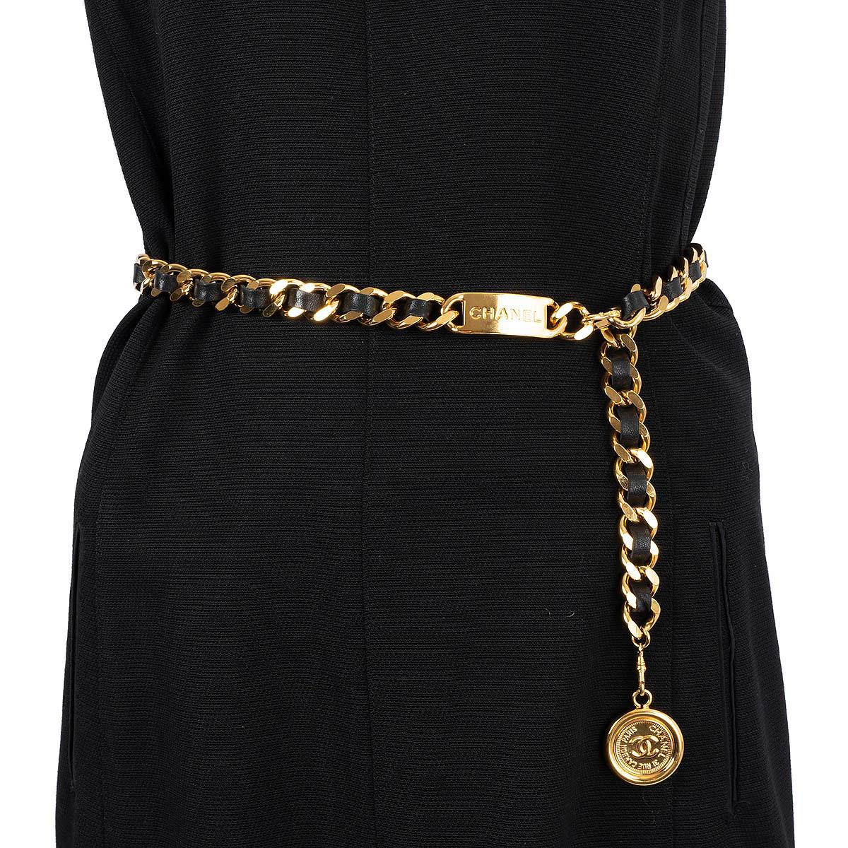 100% authentique Chanel 1995 chaîne dorée et ceinture en cuir noir avec médaillon CC. Il a été porté une ou deux fois et est dans un état pratiquement neuf. Livré avec boîte. 

Mesures
Modèle	Chanel95P
Taille de l'étiquette	OS
Largeur	1,8cm