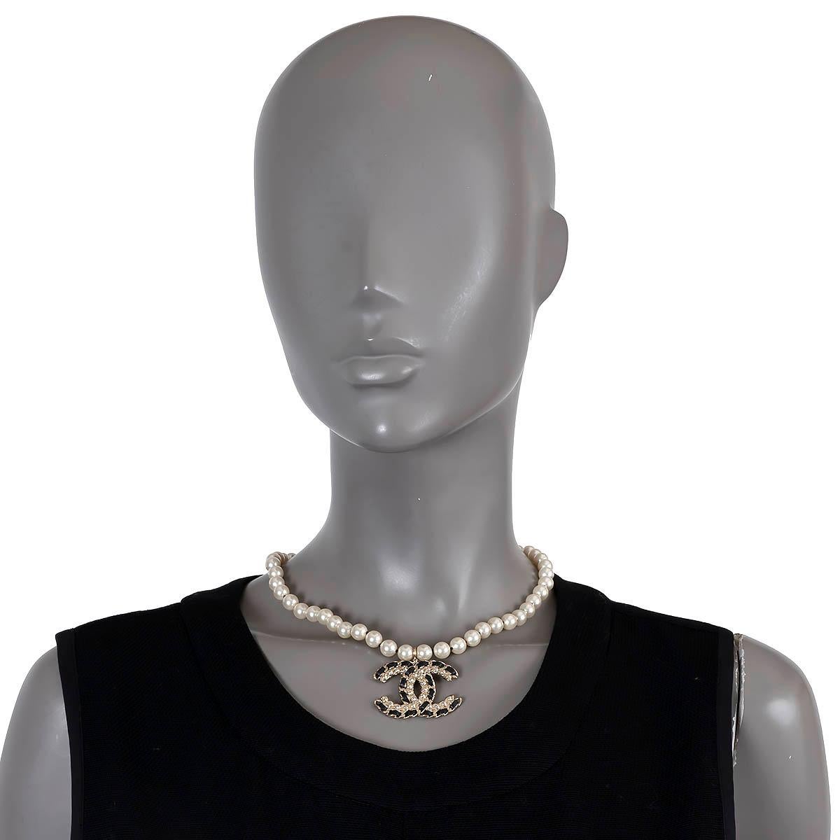 100% authentique Collier court Chanel en fausses perles de nacre blanche avec métal doré clair, cristaux et pendentif CC en cuir noir. Fermeture à griffes avec chaîne réglable. A été porté et est en excellent état. Livré avec un sac à poussière.