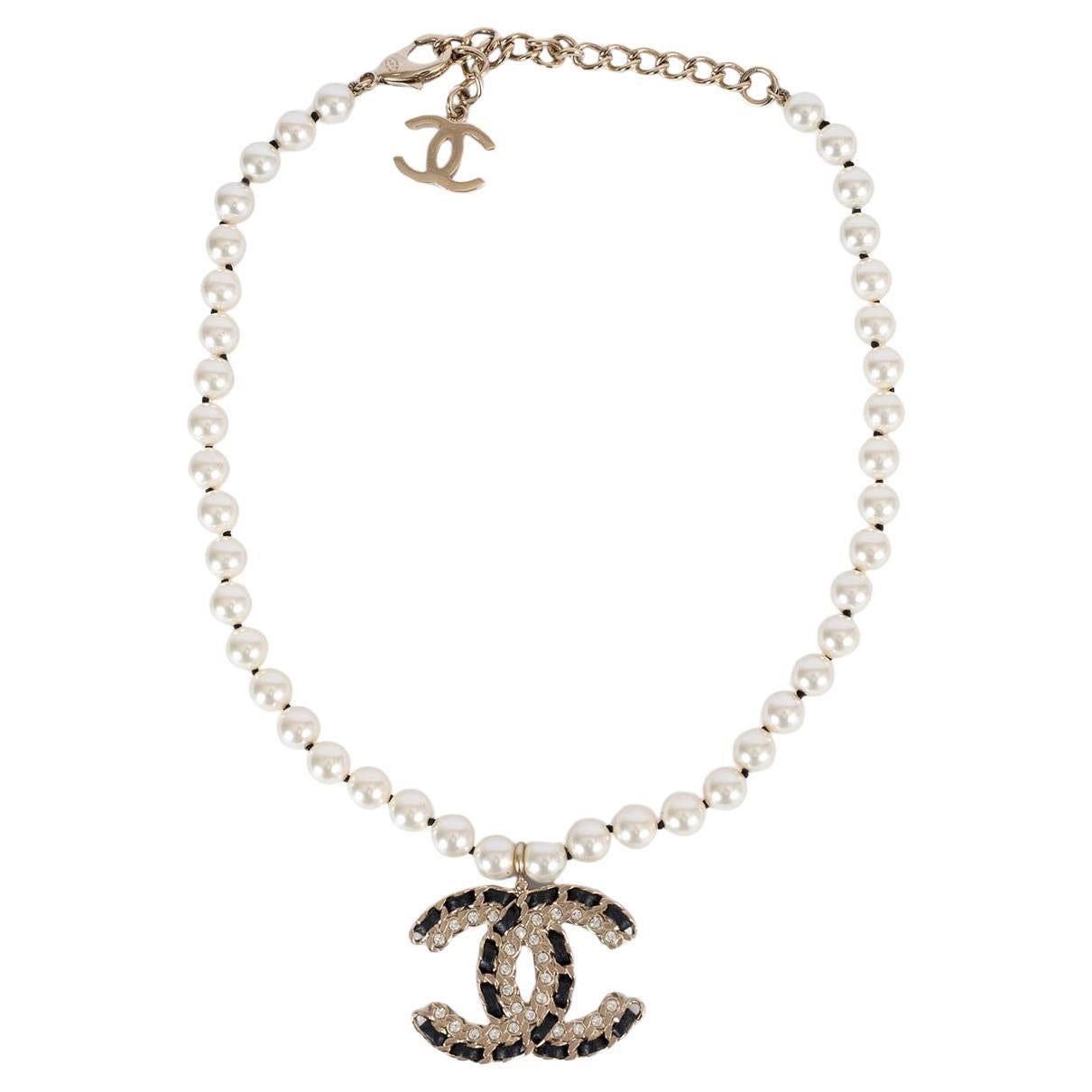 CHANEL Goldfarbene Gold-Halskette 2020 20C FAUX PEARL & CC Kurze Halskette im Angebot