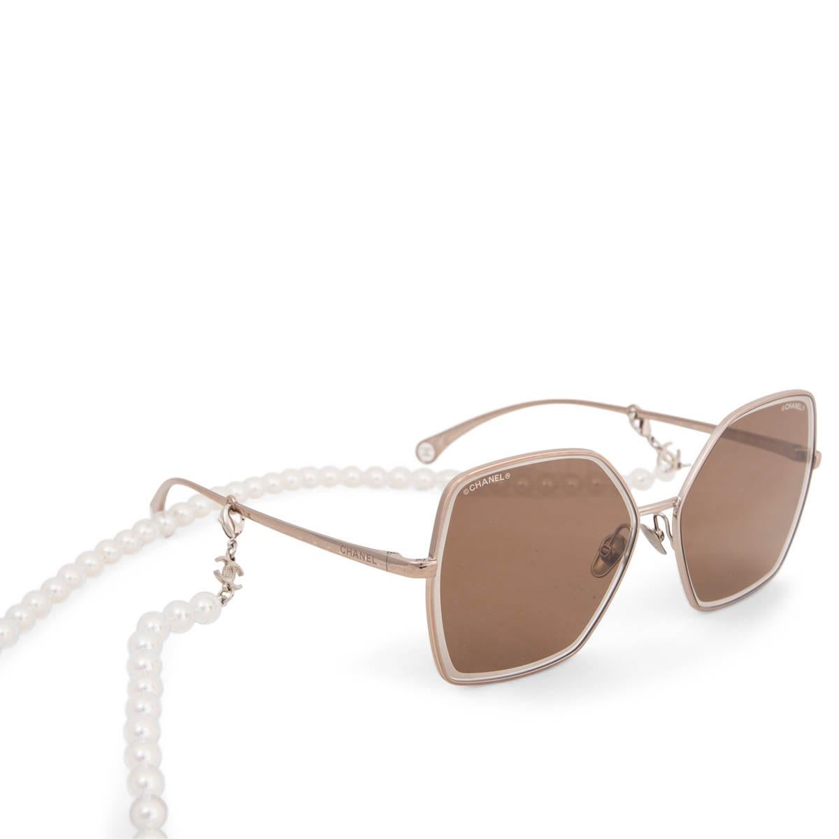 100% authentic Chanel 4262 butterfly sunglasses with brown lenses and a light gold-tone metal frame. Embellished with a removable faux pearl necklace. Have been worn and are in excellent condition. Come with case. 

2020