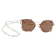 CHANEL gold-tone 2020 PEARL NECKLACE BUTTERFLY 4262 Sunglasses