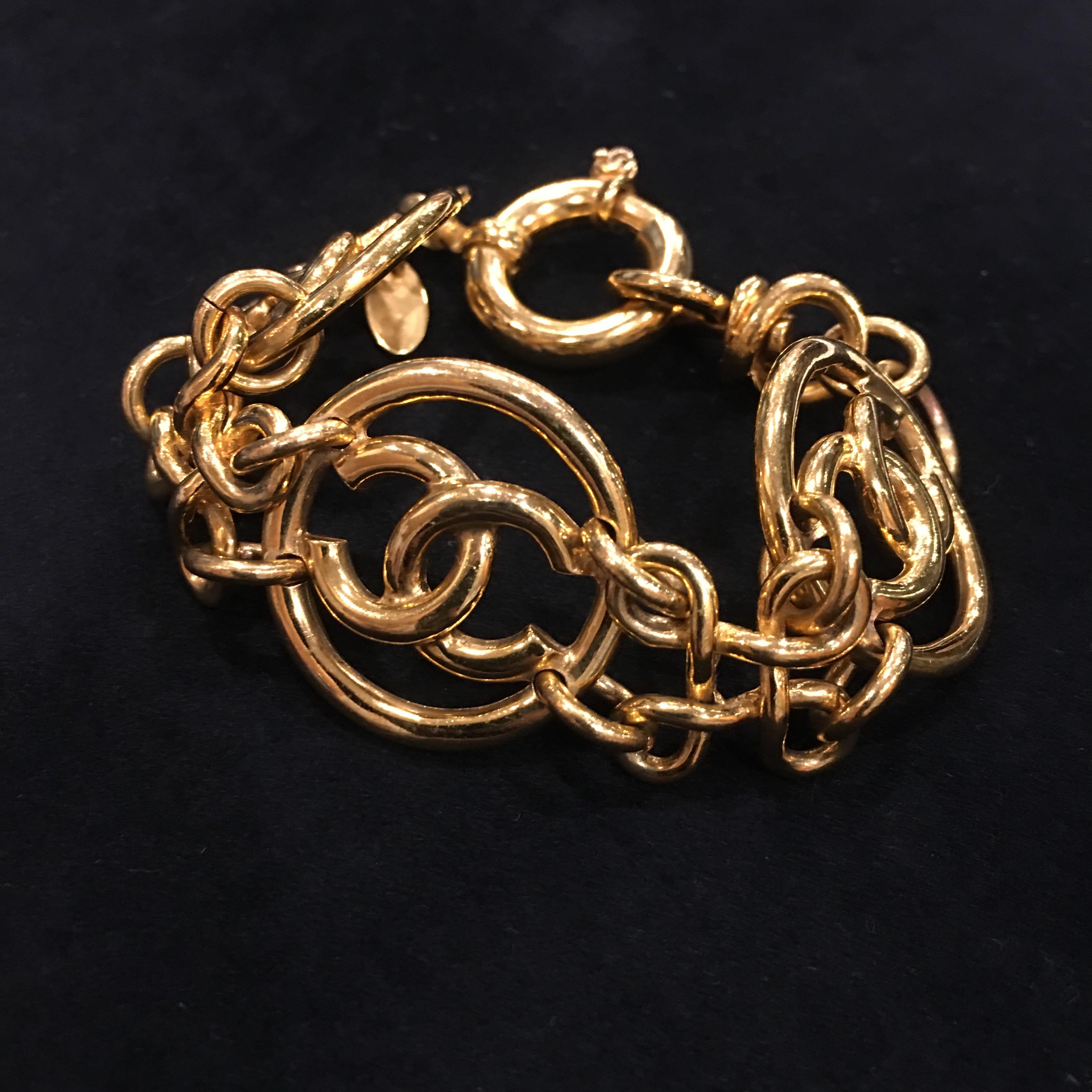 Chanel Bracelet à pendentif 3 ronds avec logo CC « 4320 », couleur or, 1993 Pour femmes en vente