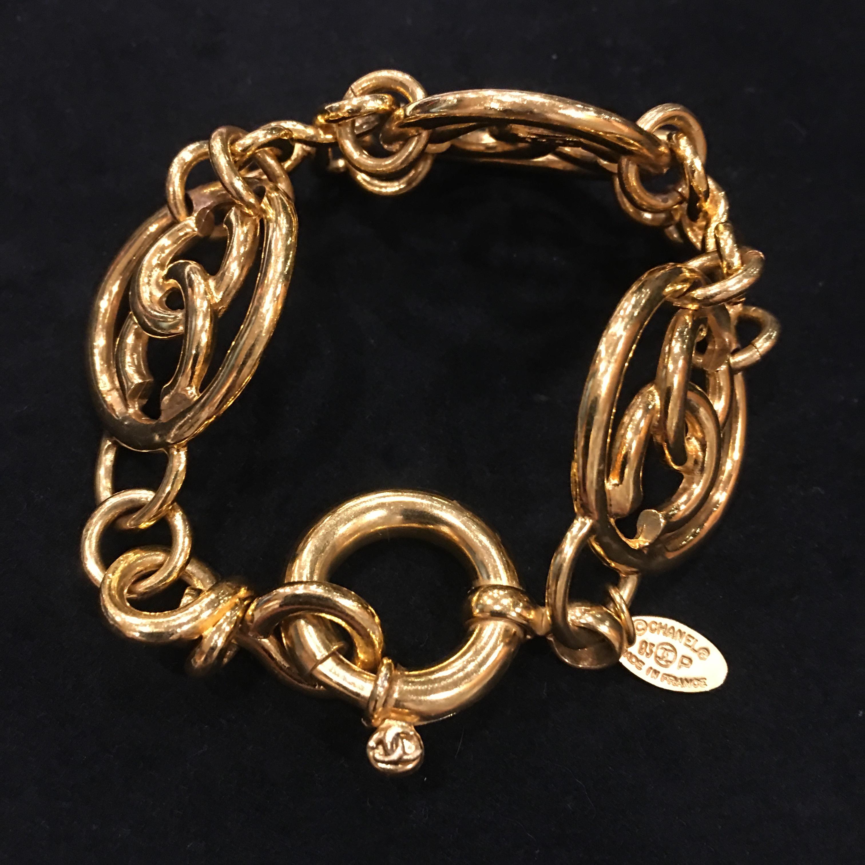 Chanel Bracelet à pendentif 3 ronds avec logo CC « 4320 », couleur or, 1993 en vente 1
