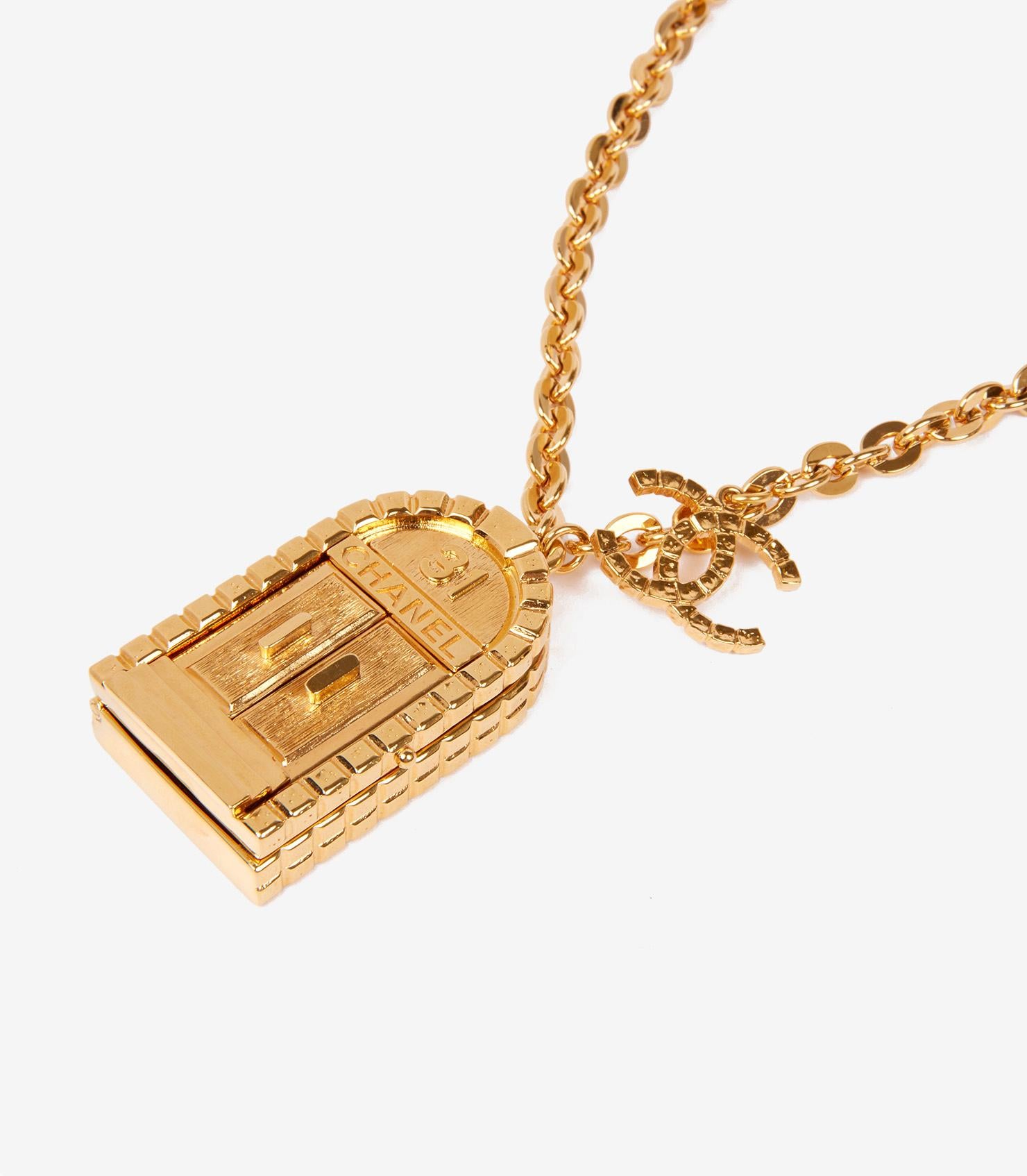 Collana Chanel 31 Rue Cambon in tono dorato

Marchio - Chanel
Modello- Collana 31 Rue Cambon Door
Tipo di prodotto- Collana
Numero di serie - B2*
Età: circa 2022
Accompagnato da- Scatola Chanel, astuccio
Materiale(i) - Metallo placcato