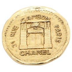 Goldfarbene Rue Cambon Pariser Brosche von Chanel