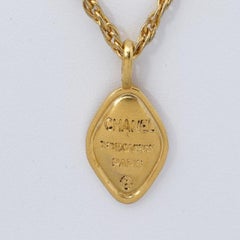 Collana con ciondolo Chanel 31 Rue Cambon Paris in tonalità oro