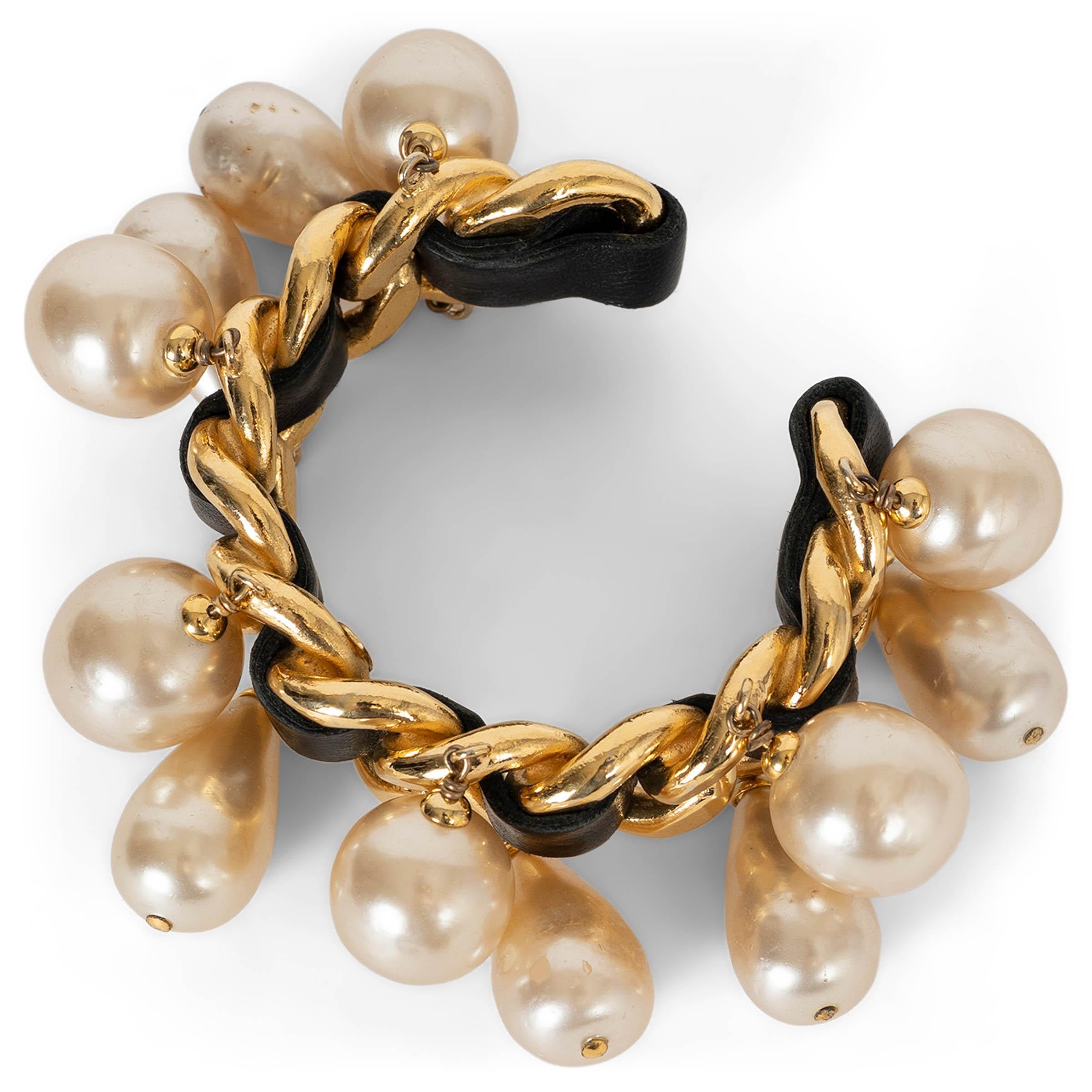 CHANEL gold-tone 90P PEARL & LEATHER CHAIN Cuff Bracelet Pour femmes en vente