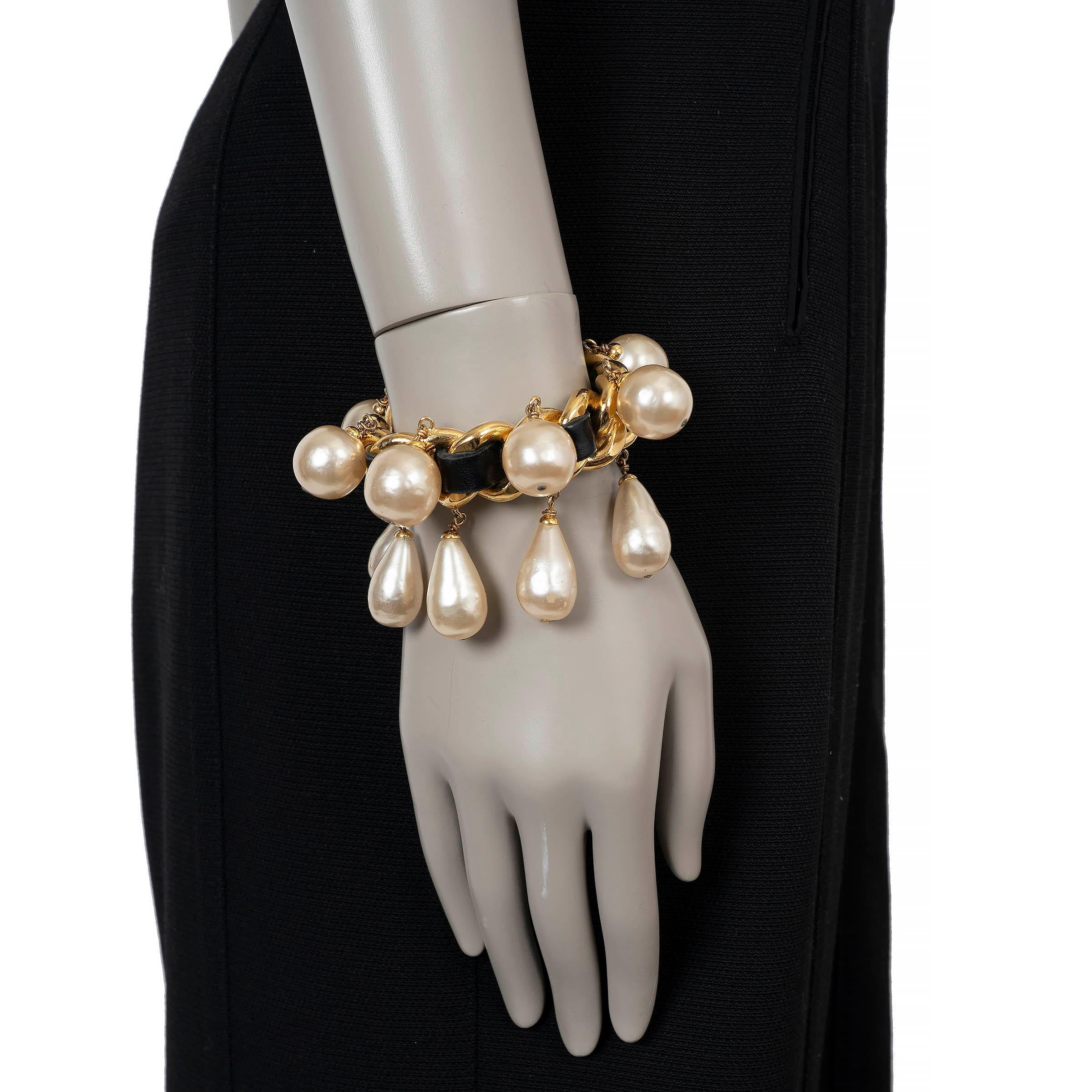 CHANEL gold-tone 90P PEARL & LEATHER CHAIN Cuff Bracelet en vente 1