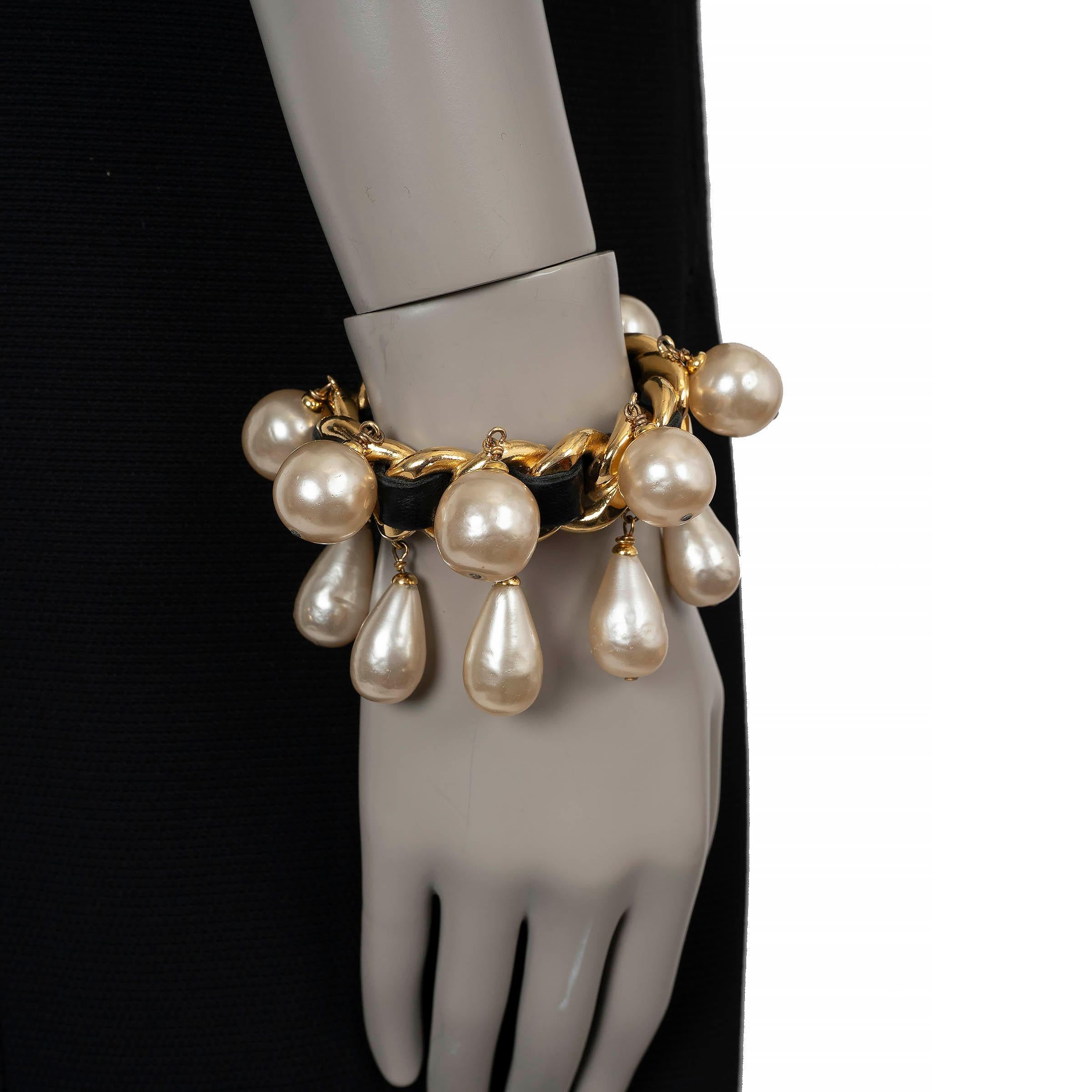 CHANEL gold-tone 90P PEARL & LEATHER CHAIN Cuff Bracelet en vente 2