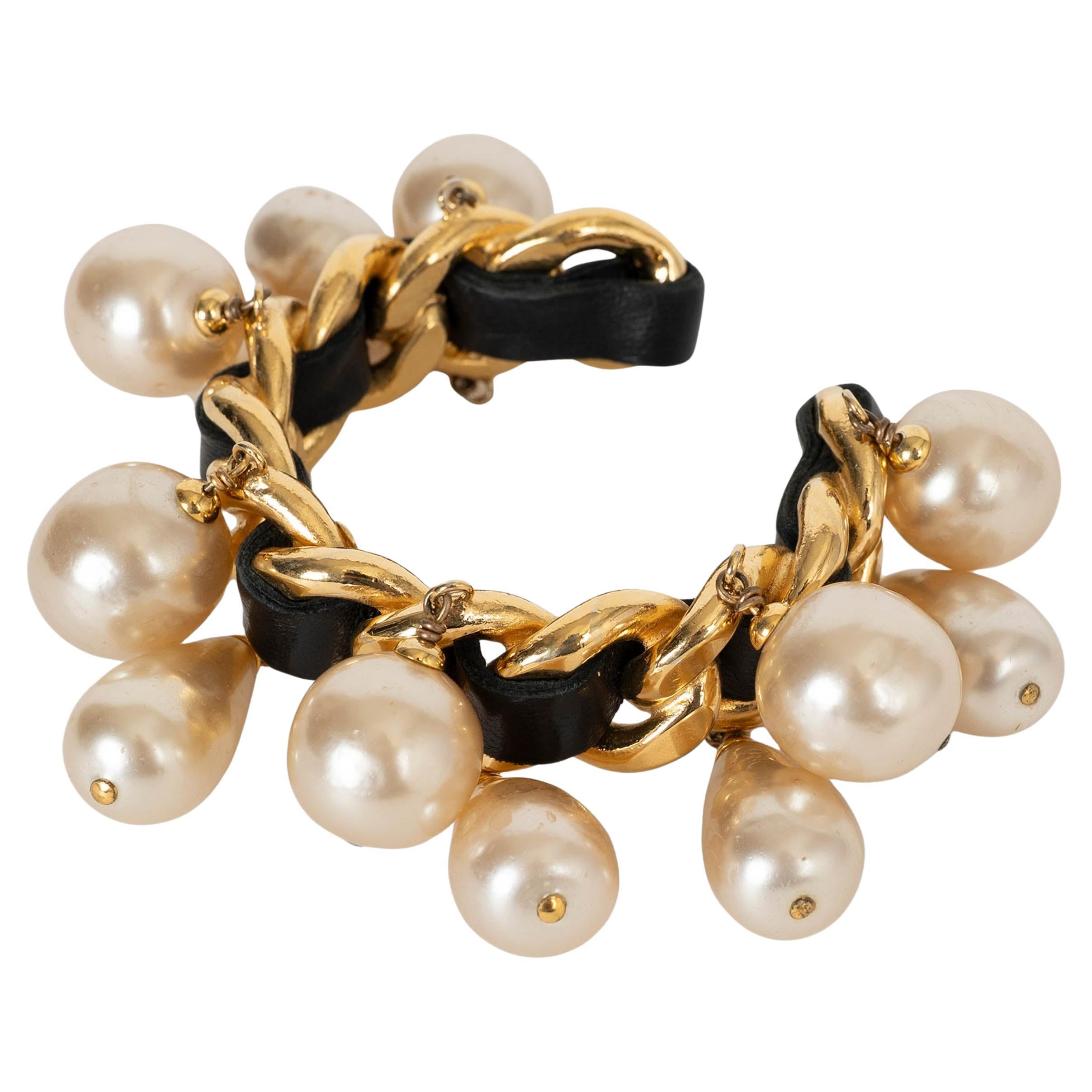 CHANEL gold-tone 90P PEARL
LEATHER CHAIN Cuff Bracelet