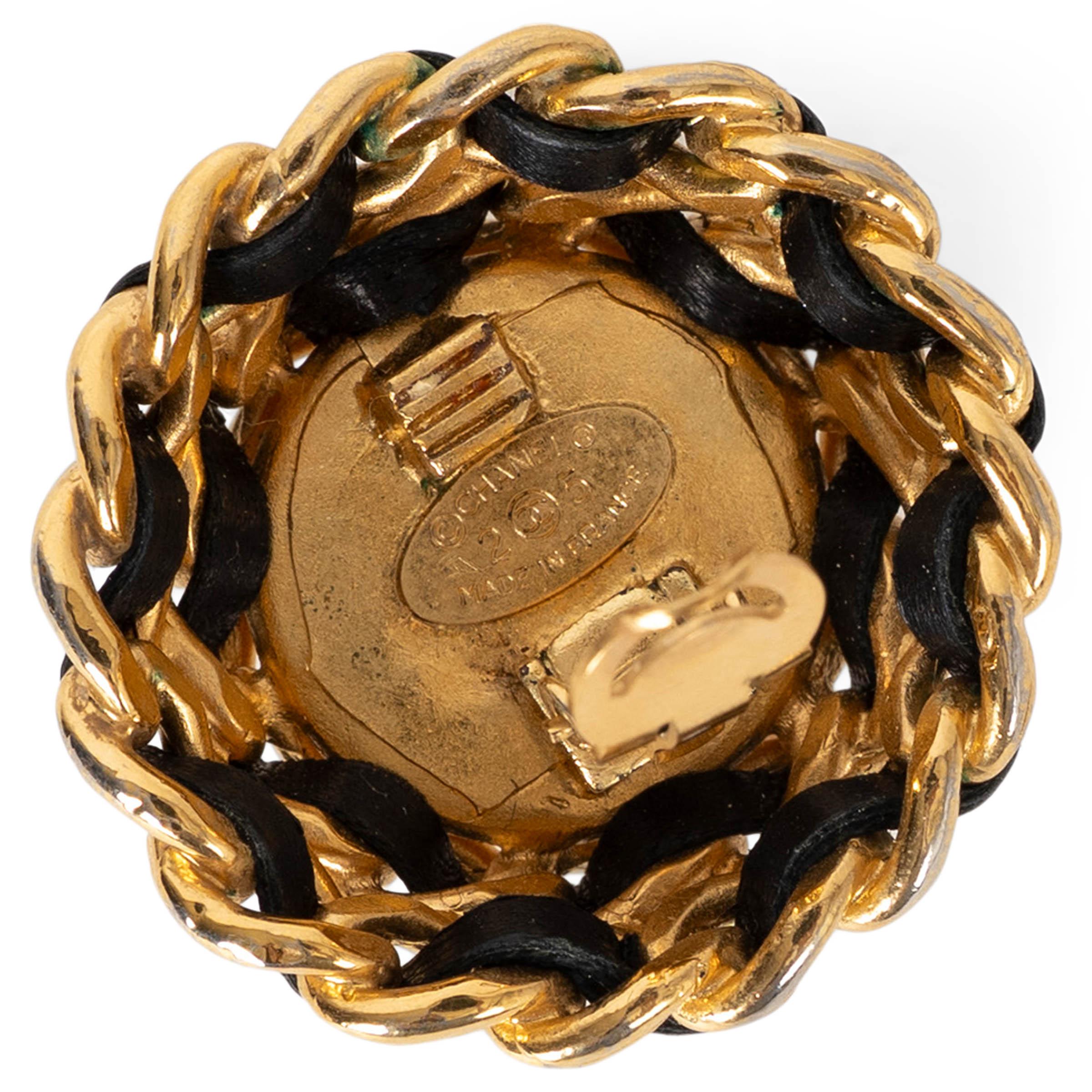 CHANEL gold-tone 91P IMITATION PEARL & LEATHER CHAIN Earrings Ear Clips Damen im Angebot