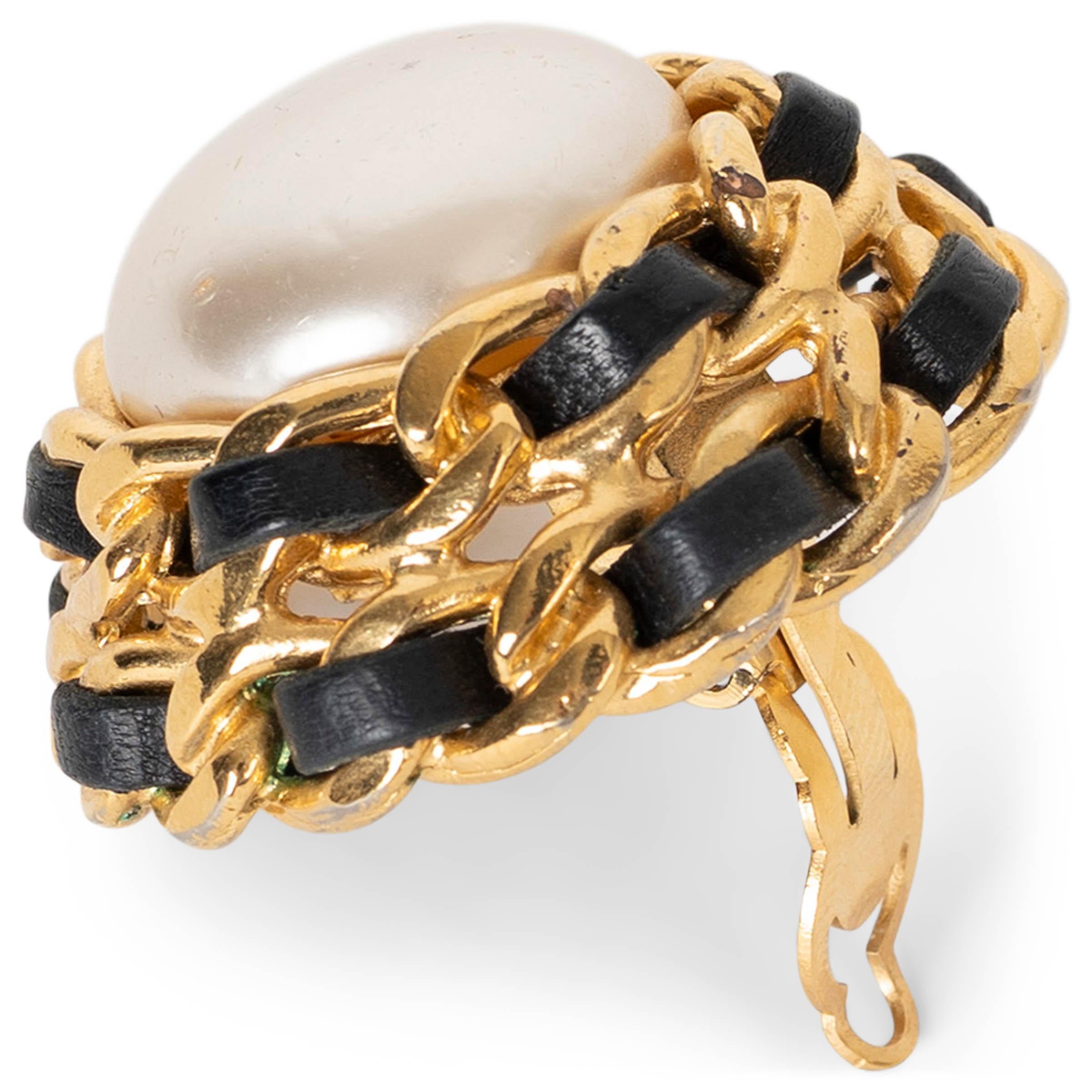 CHANEL gold-tone 91P IMITATION PEARL & LEATHER CHAIN Earrings Ear Clips im Angebot 1