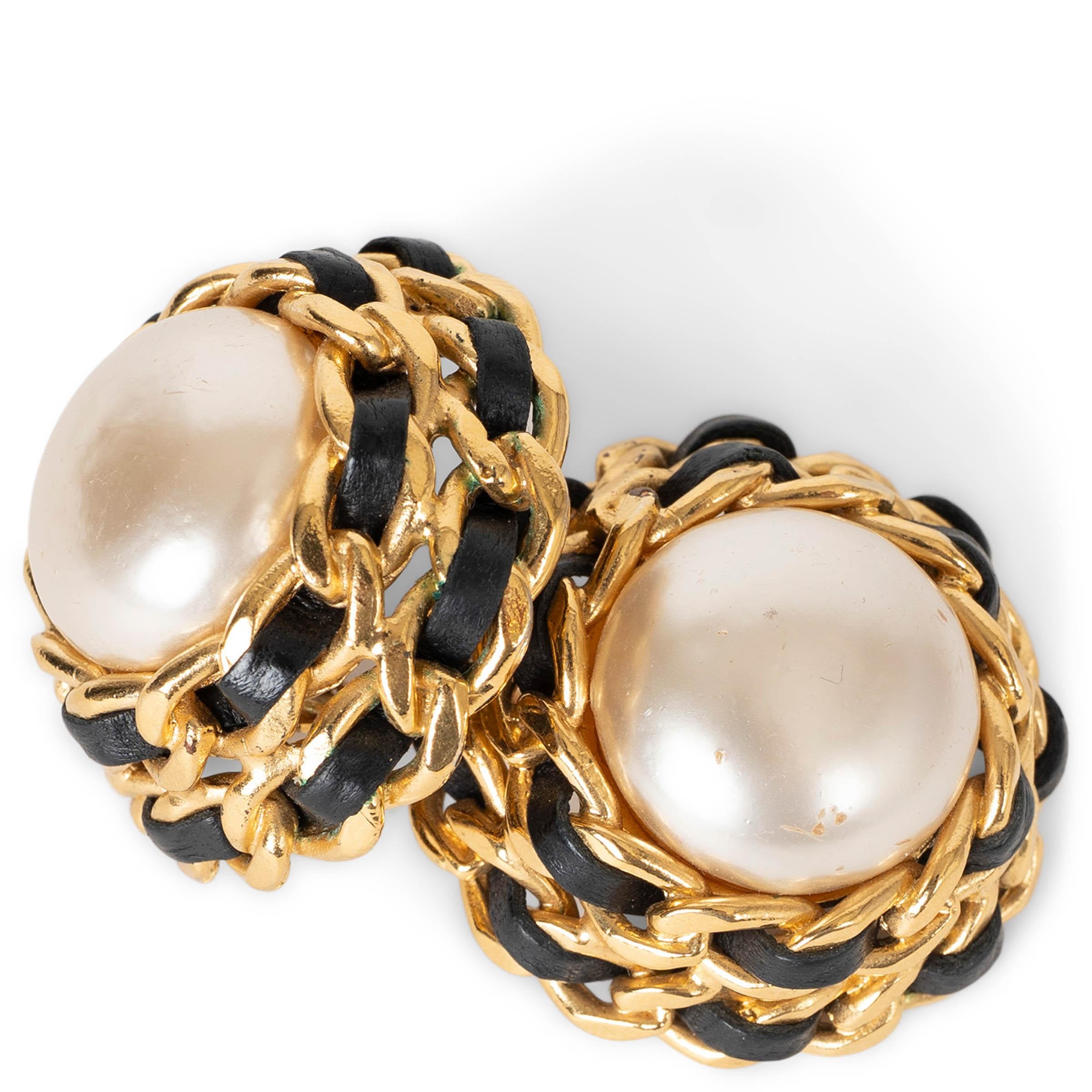 CHANEL gold-tone 91P IMITATION PEARL & LEATHER CHAIN Earrings Ear Clips im Angebot 2