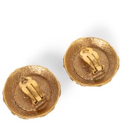 Orecchini a clip Chanel 92A IMITATION PEARL CC TRIM in tonalità oro
