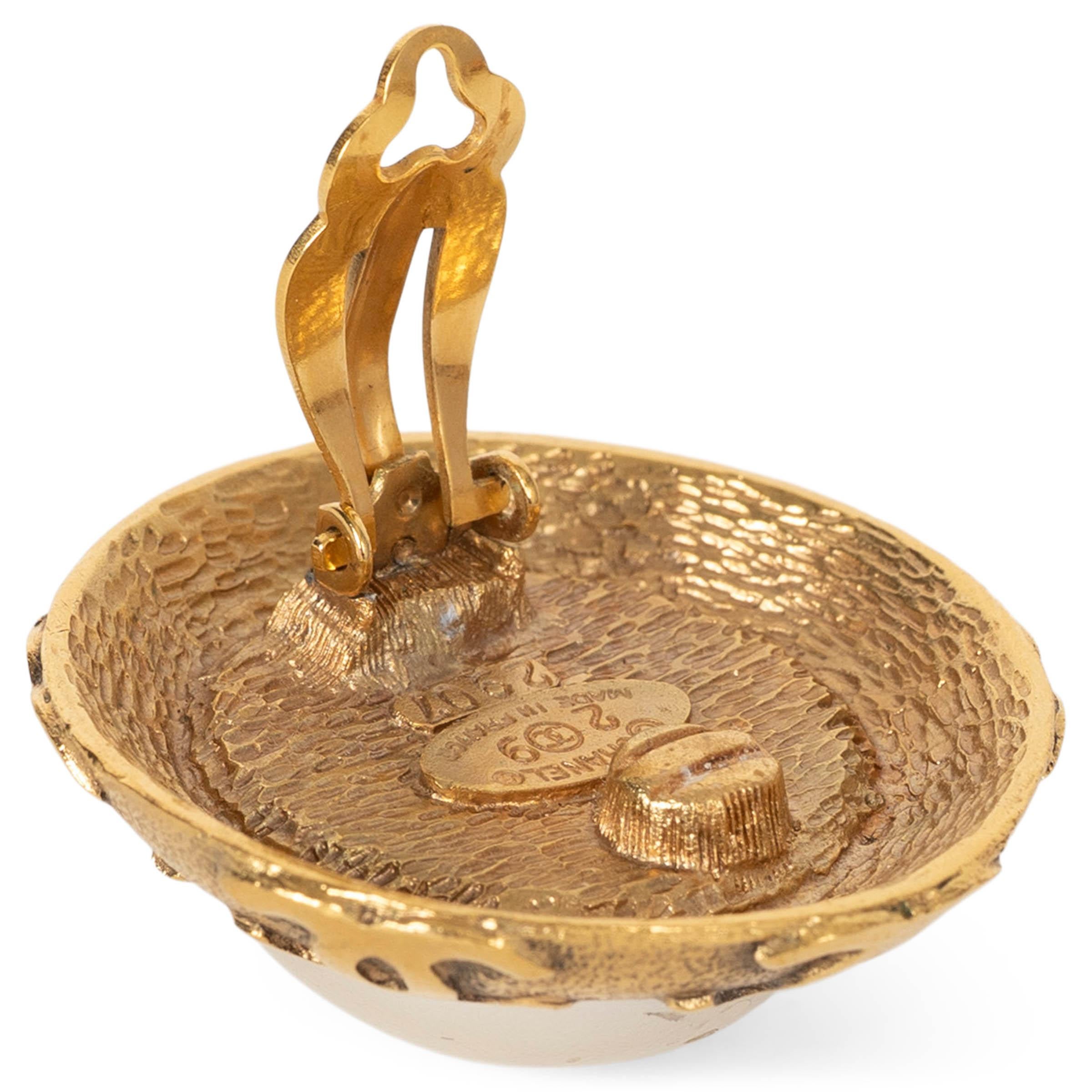 CHANEL gold-tone 92A IMITATION PEARL CC TRIM Clip Earrings en vente 1