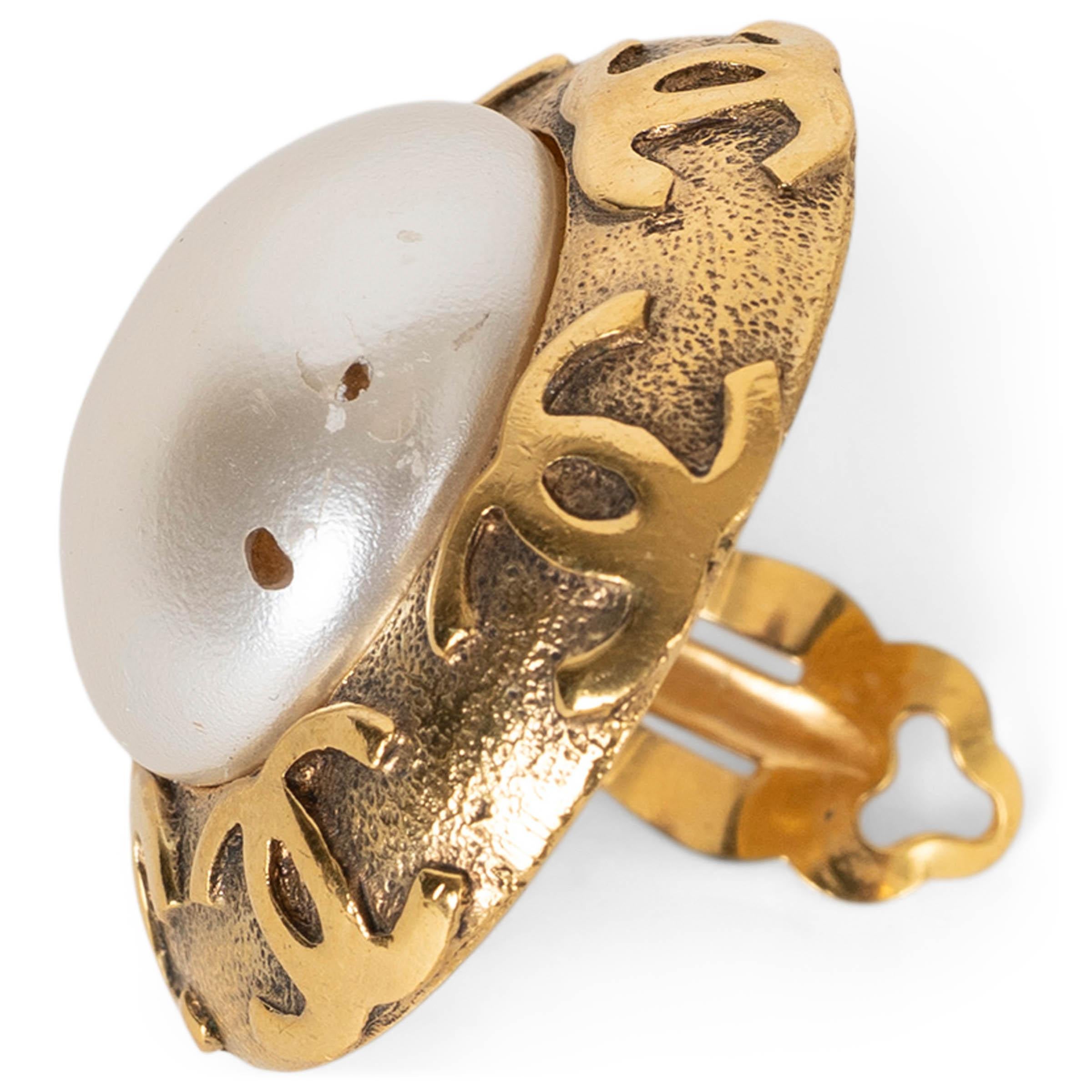 CHANEL gold-tone 92A IMITATION PEARL CC TRIM Clip Earrings en vente 2