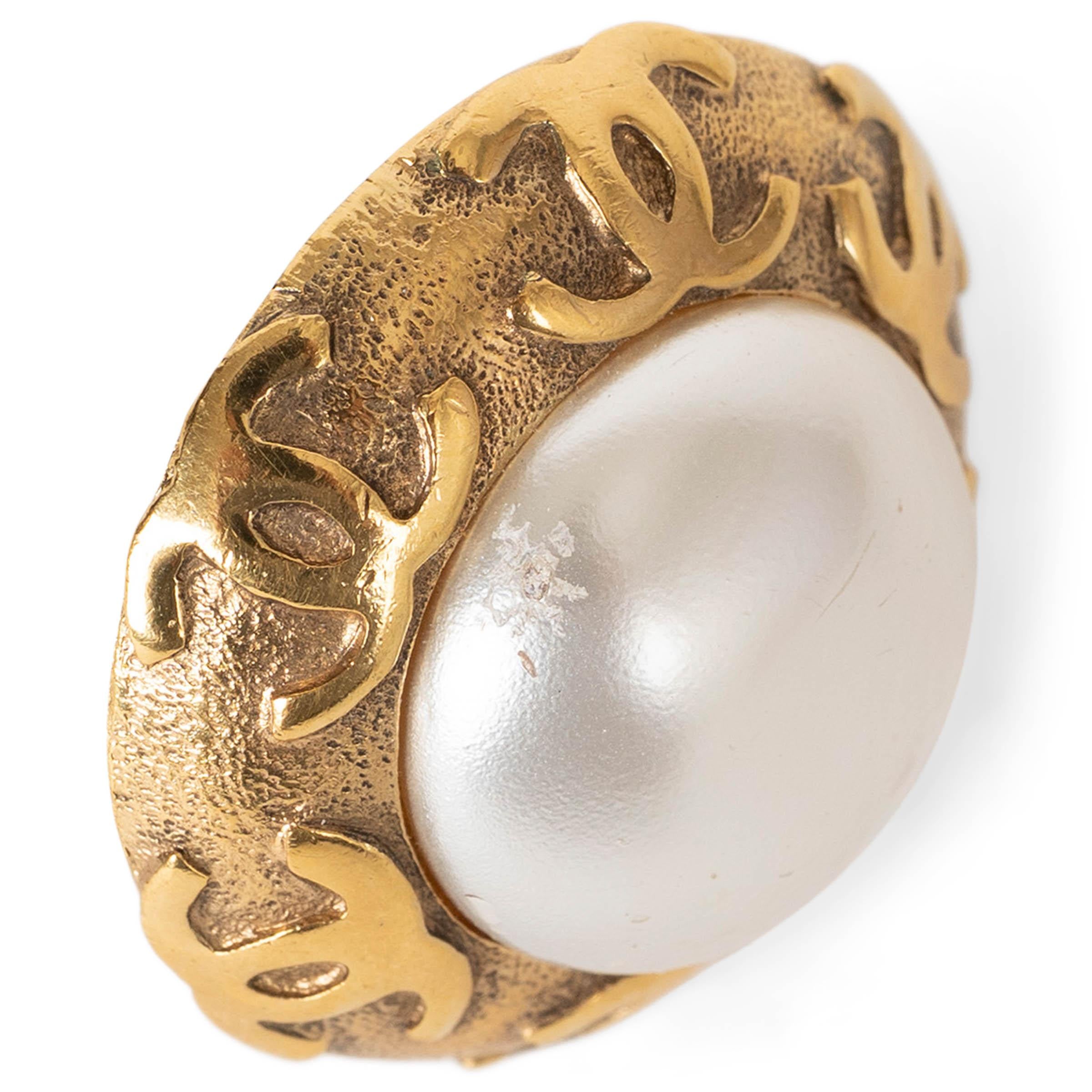 CHANEL gold-tone 92A IMITATION PEARL CC TRIM Clip Earrings en vente 3