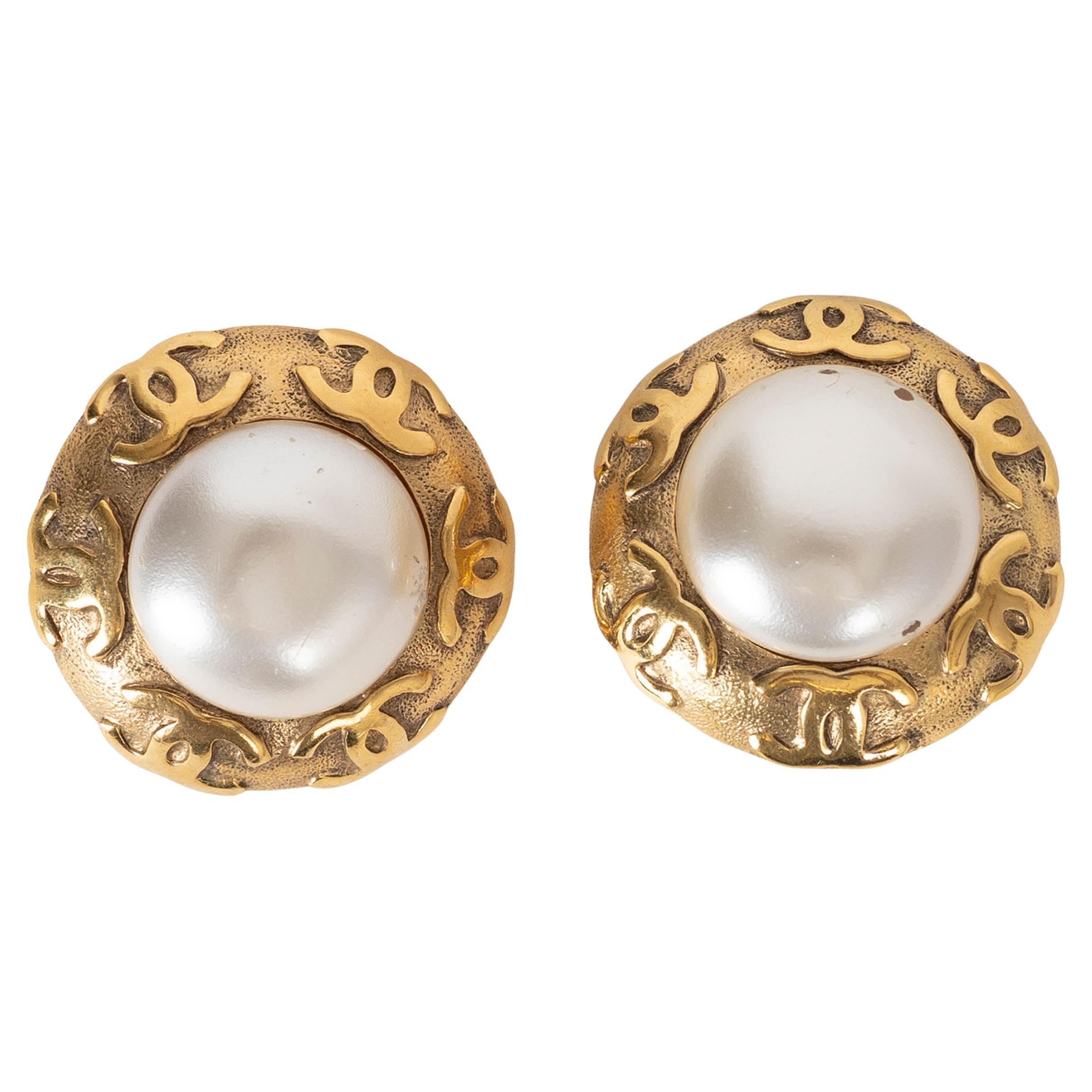 CHANEL gold-tone 92A IMITATION PEARL CC TRIM Clip Earrings en vente