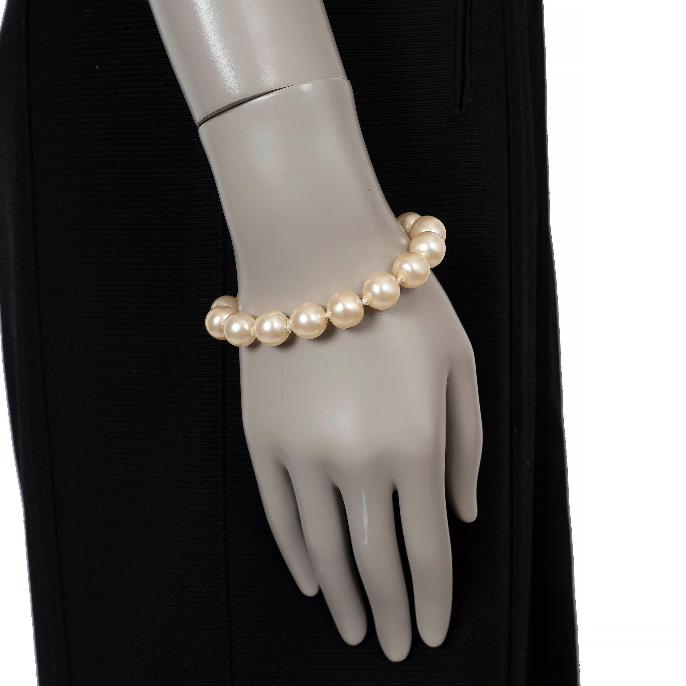 CHANEL gold-tone 97A IMITATION PEARL TURNLOCK Bracelet Pour femmes en vente