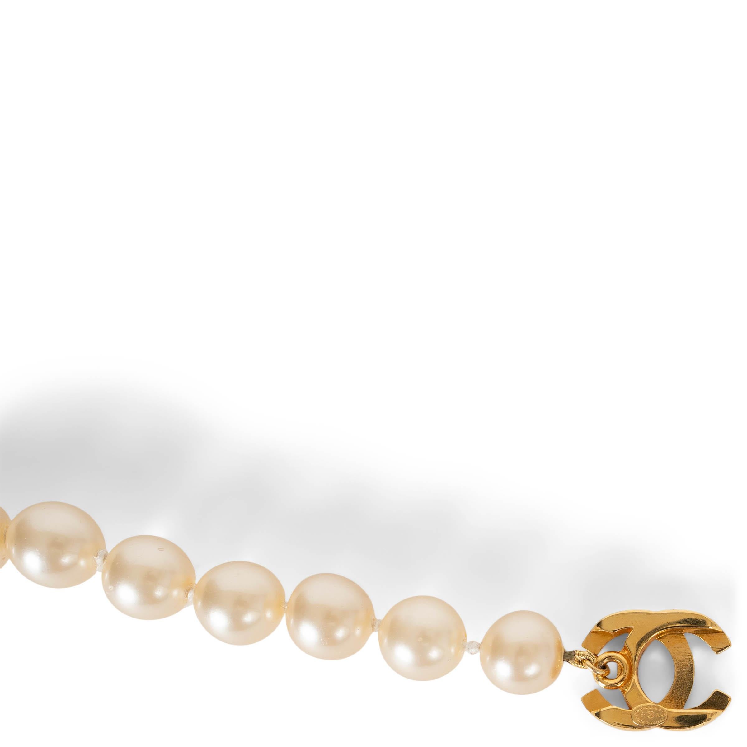 CHANEL gold-tone 97A IMITATION PEARL TURNLOCK Bracelet en vente 1