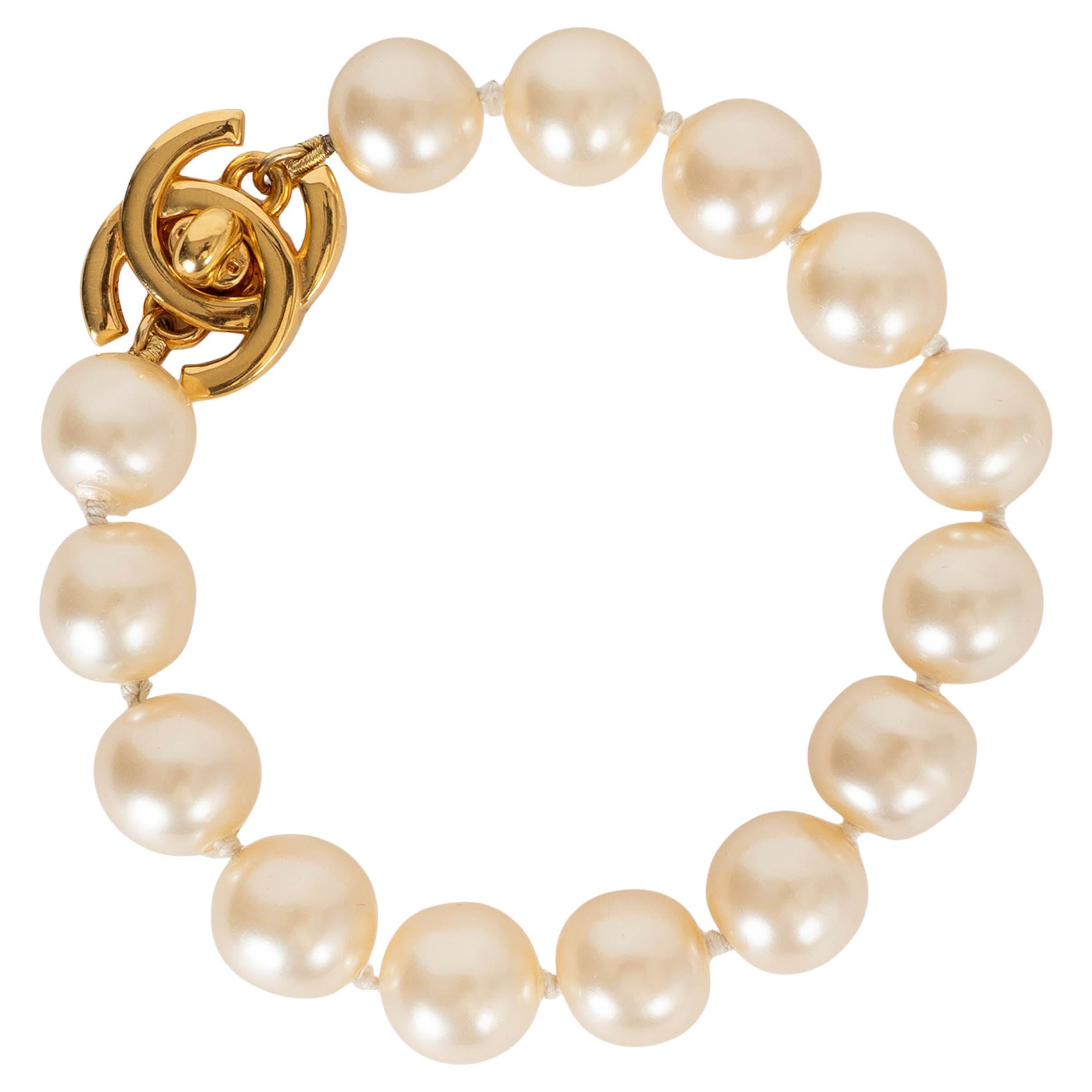 CHANEL gold-tone 97A IMITATION PEARL TURNLOCK Bracelet