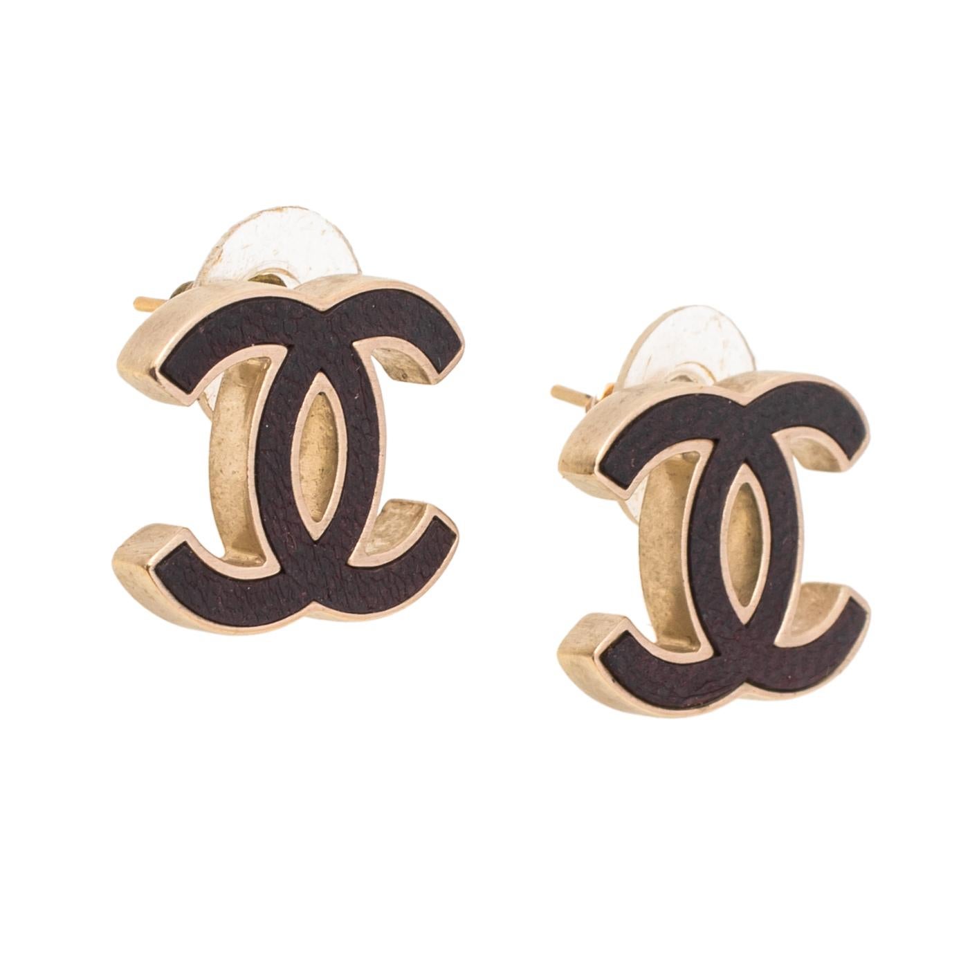 These stud earrings from Chanel are sure to brighten your heart. The earrings are crafted from gold-tone metal in the shape of the iconic CC logo and detailed with leather inlay. They come equipped with pushbacks. They can be worn for everyday