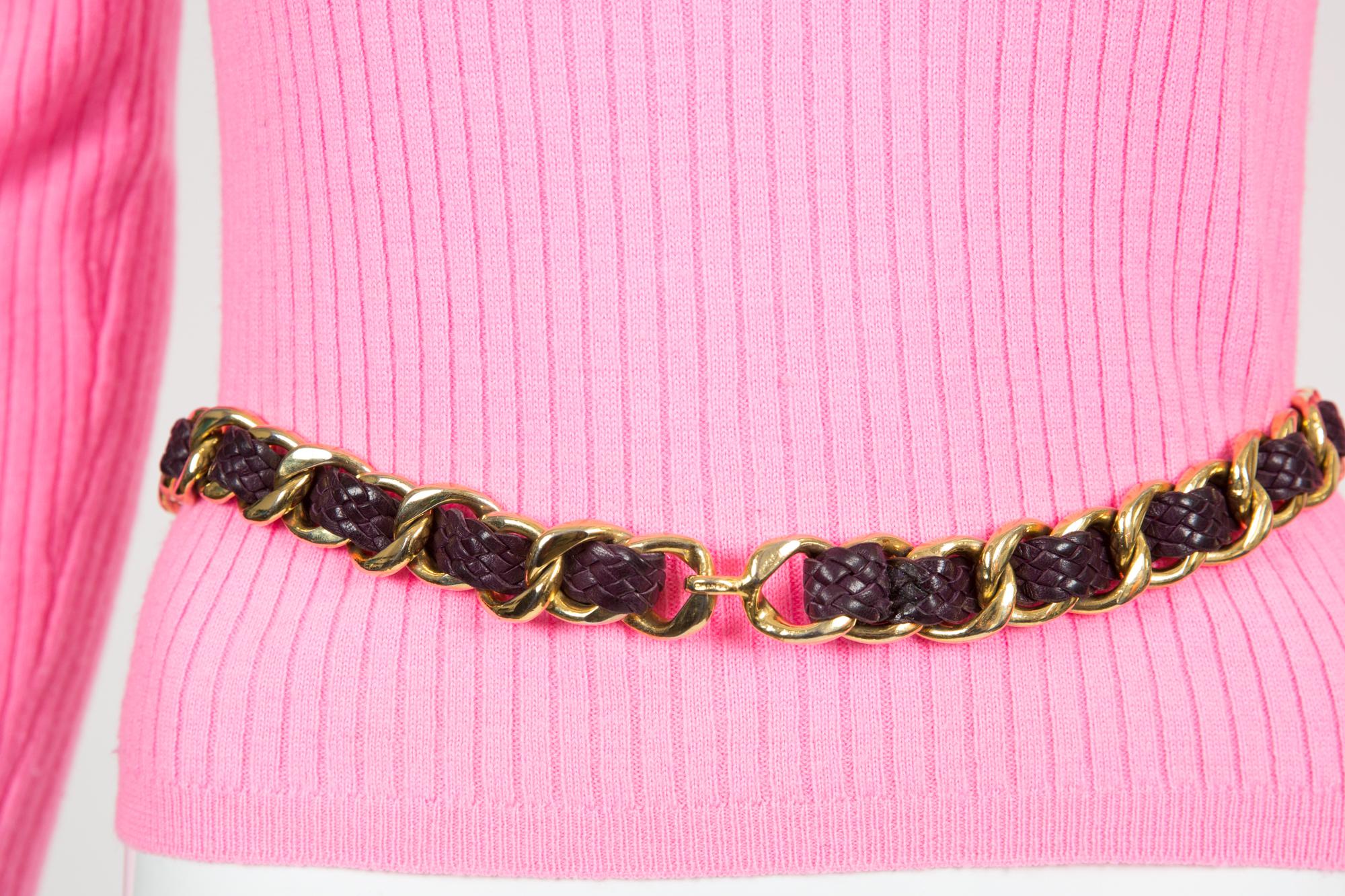 Chanel Goldkettengürtel aus pflaumenfarbenem Leder Größe:75 Goldfarbener Kettengürtel von Chanel Pre-Owned mit pflaumenfarbenem, geflochtenem Lederdetail, Hakenverschluss vorne und Chanel-Logo auf dem vorderen Haken. 
Geschätzte Gürtelgröße: