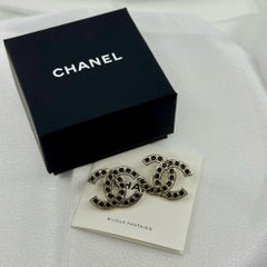 Orecchini grandi e vistosi Chanel CC in oro con cristalli neri