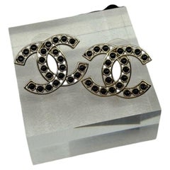 Orecchini grandi e vistosi Chanel CC in oro con cristalli neri