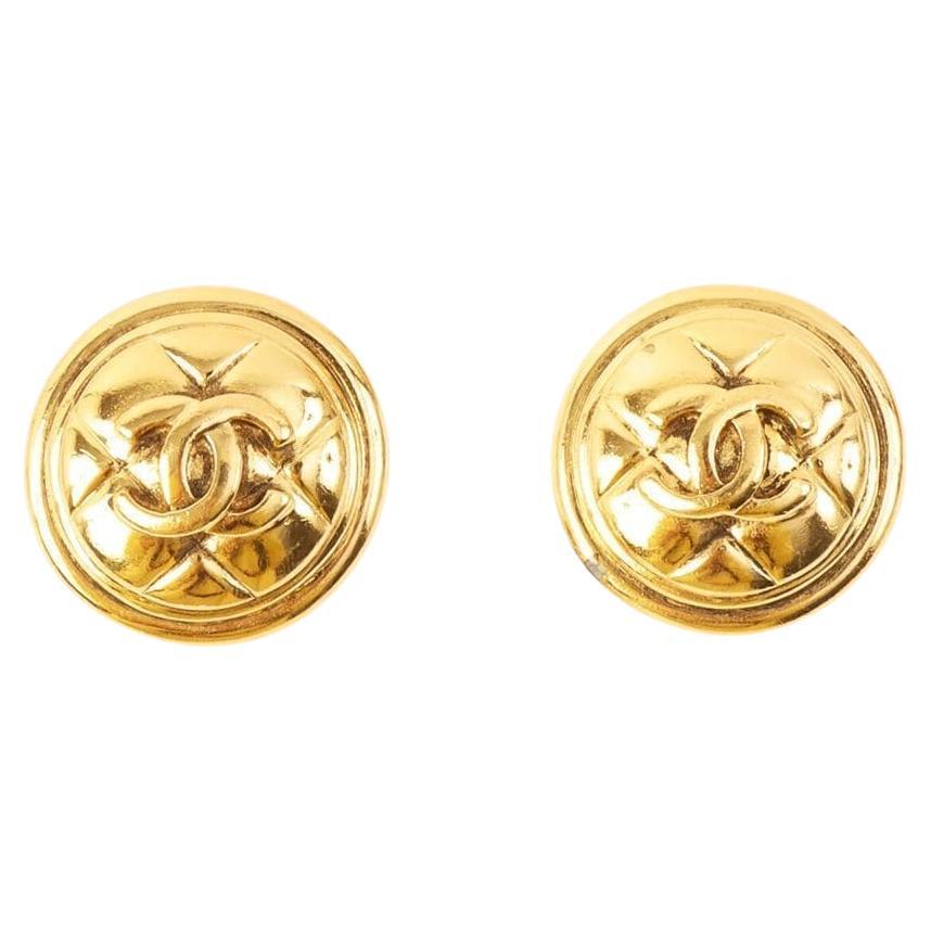  Chanel Gold Tone CC diamond-quilted clip-on earrings For Sale