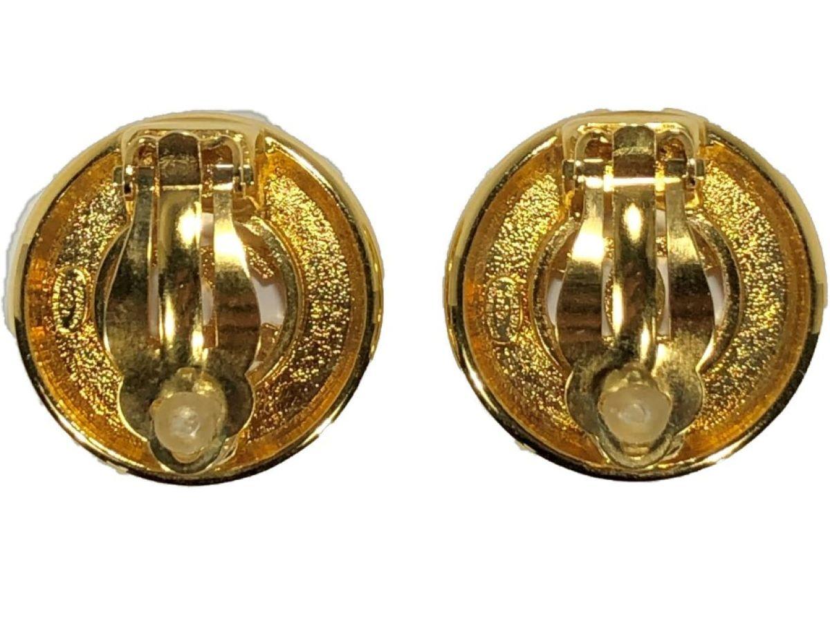 Chanel Gold Tone CC Earrings 15/16 Inch Diameter from the 1997 Spring Collection In Good Condition In Palm Beach, FL
