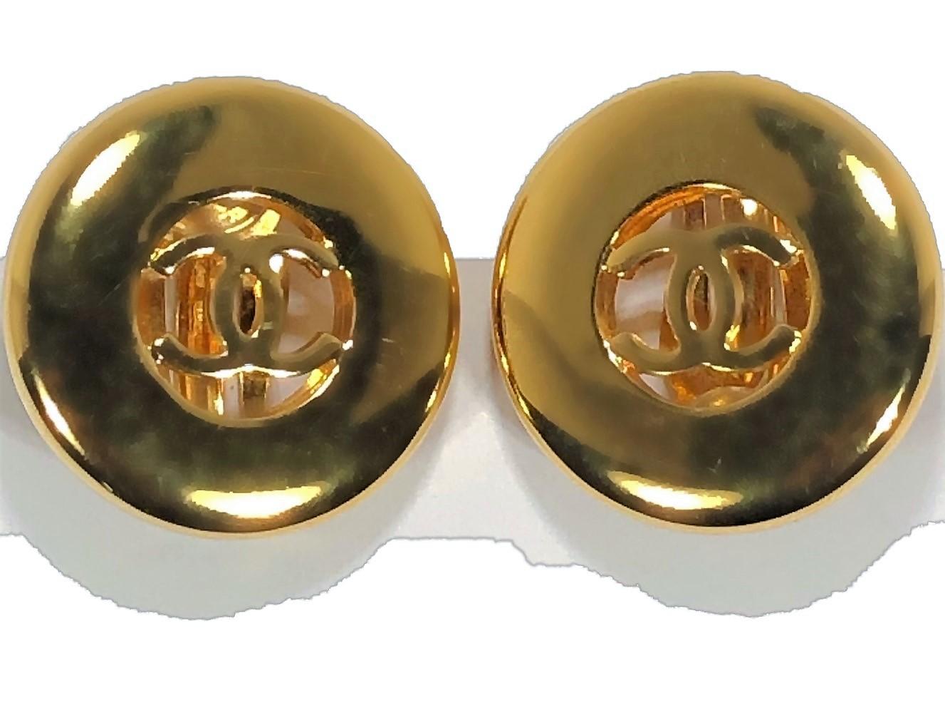 Lovely Gold Tone CC Chanel earrings from the spring 1997 collection. Measuring just under 1 inch at 15/16 inch diameter. The clips
are firm and tight.  Marked CHANEL 97A  MADE IN FRANCE. 